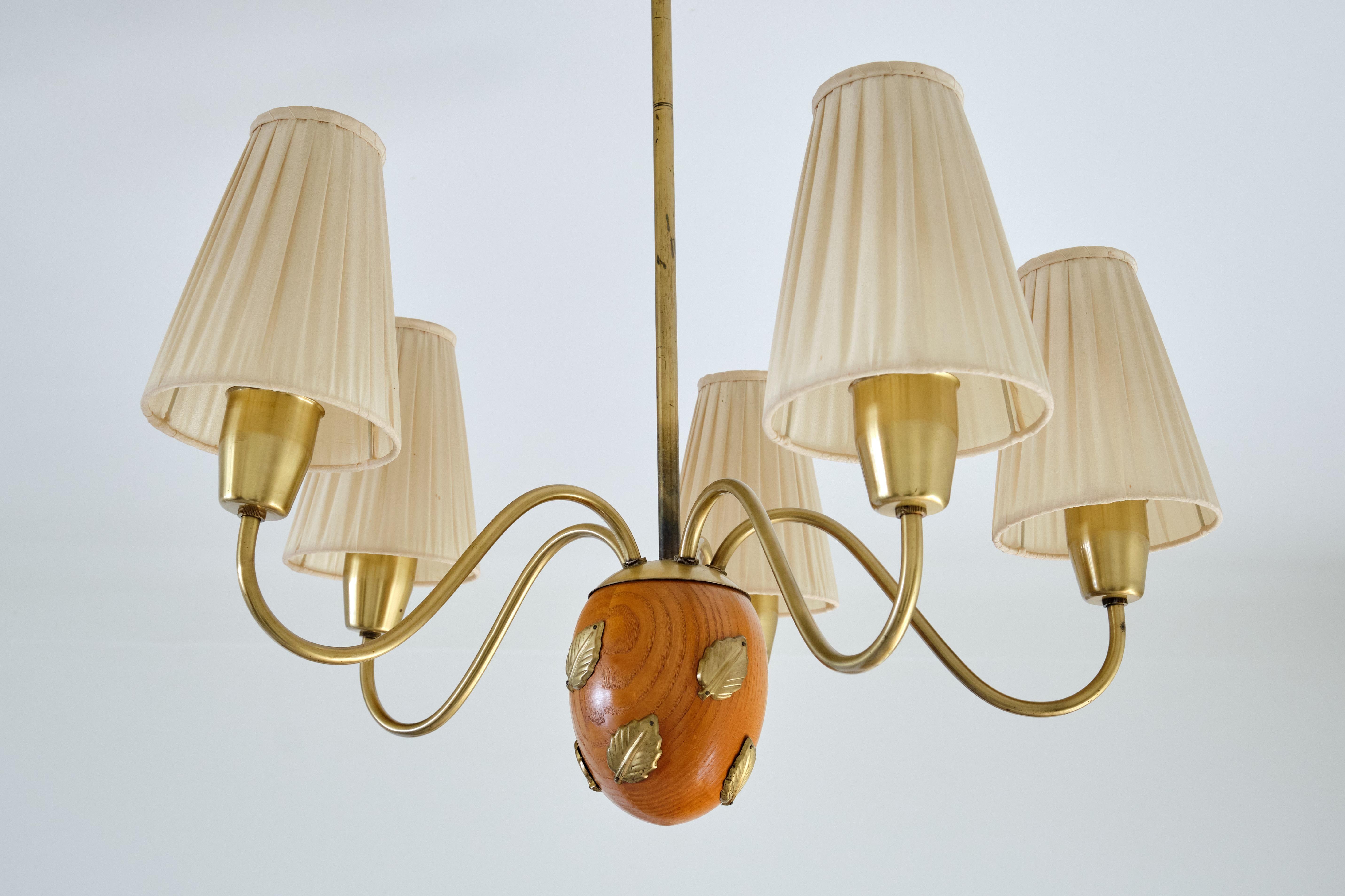 Mid-20th Century Hans Bergström Five Arm Chandelier in Brass and Elm, Ateljé Lyktan, 1940s For Sale