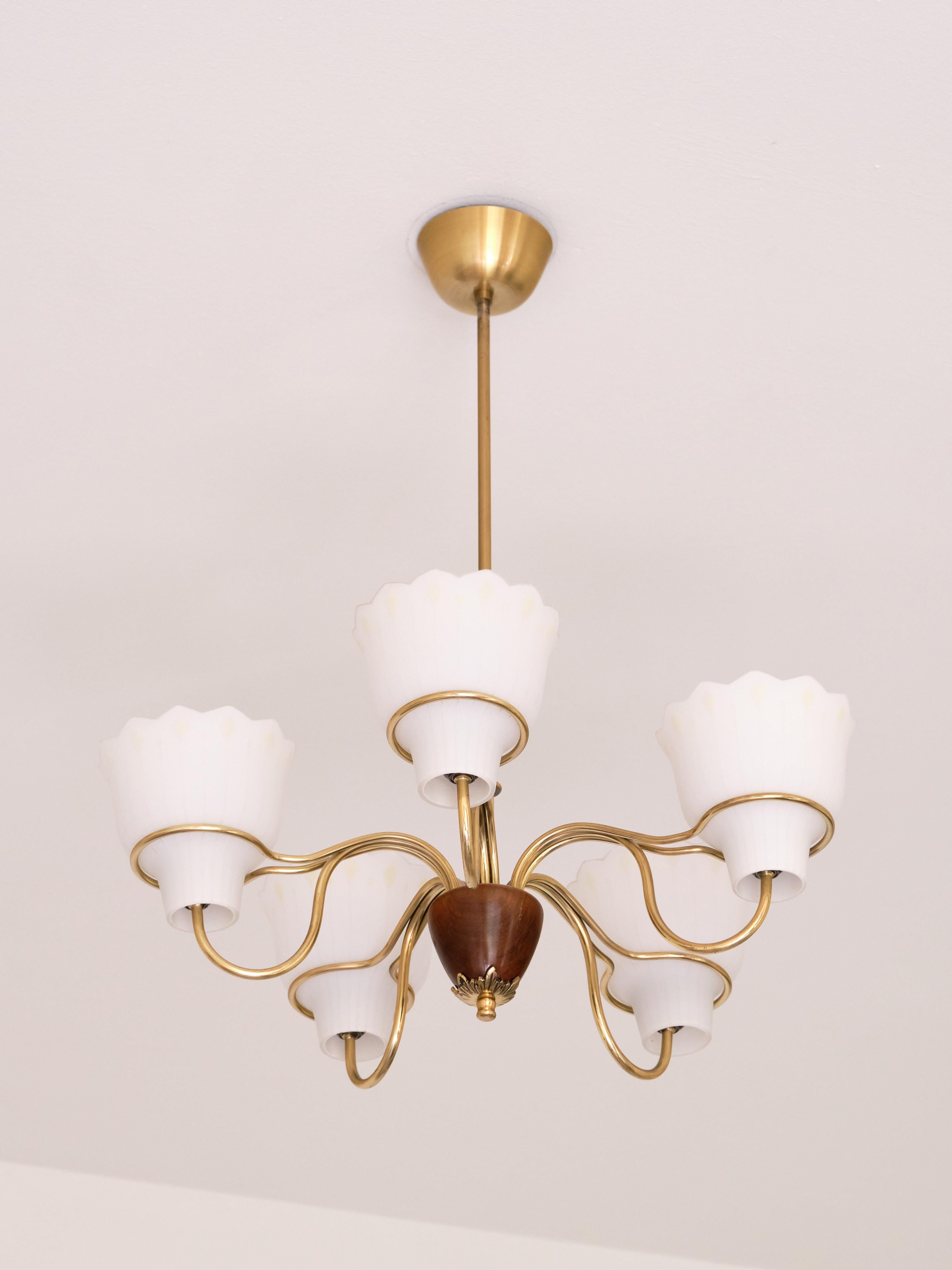 Hans Bergström Five Arm Chandelier in Brass, Wood and Glass, ASEA, Sweden, 1950s In Good Condition In The Hague, NL