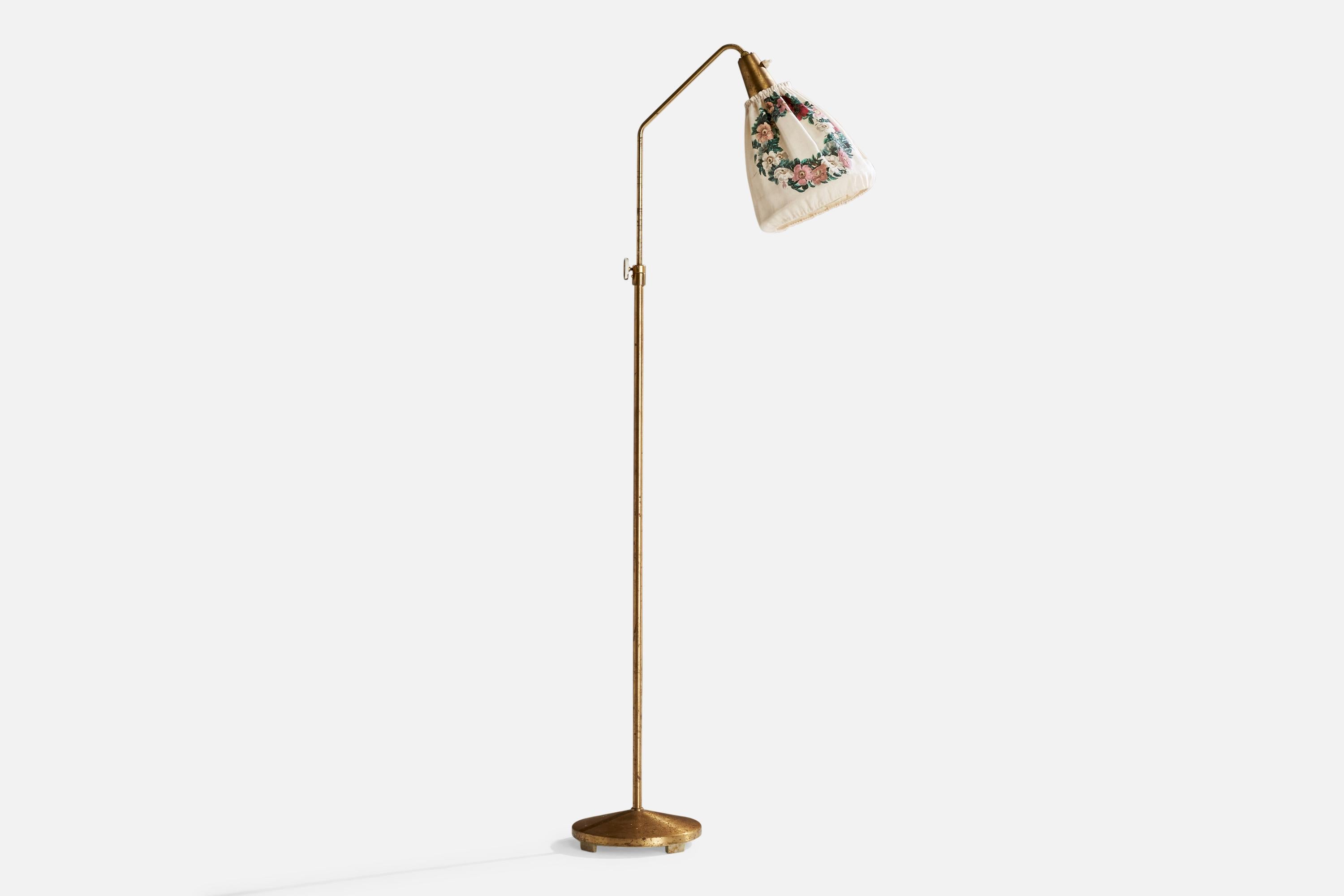 Lampadaire en laiton et tissu imprimé floral conçu par Hans Bergström et produit par ASEA, Suède, vers les années 1940.

Dimensions de la lampe (pouces) : 58.25