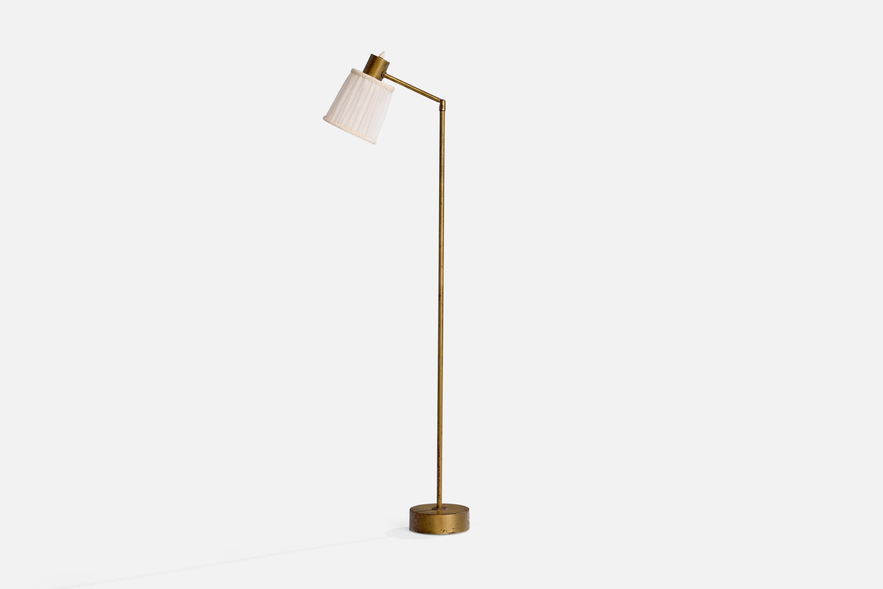 Lampadaire réglable en laiton et tissu conçu par Hans Bergström et produit par ASEA, Suède, années 1940.

La base en laiton présente une forte oxydation. Petite tache sur l'abat-jour en tissu vintage.

Dimensions de la lampe avec abat-jour (pouces)