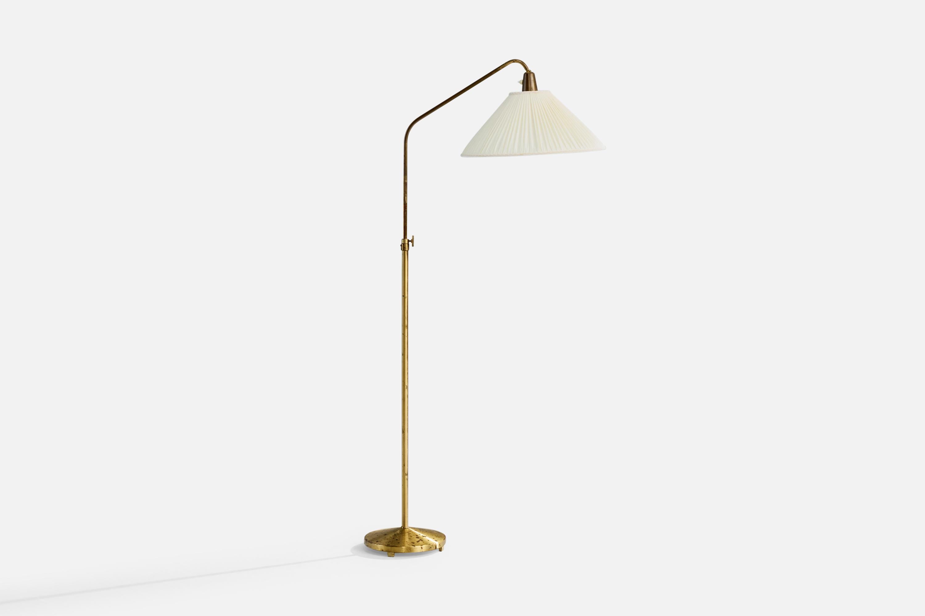 An adjustable brass and white fabric floor lamp designed by Hans Bergström and produced by ASEA, Sweden, c. 1950s.

Dramatic oxidation to brass, more prominently so to the base. 

Brand new lampshade.

Wear consistent with age and use

Shade and