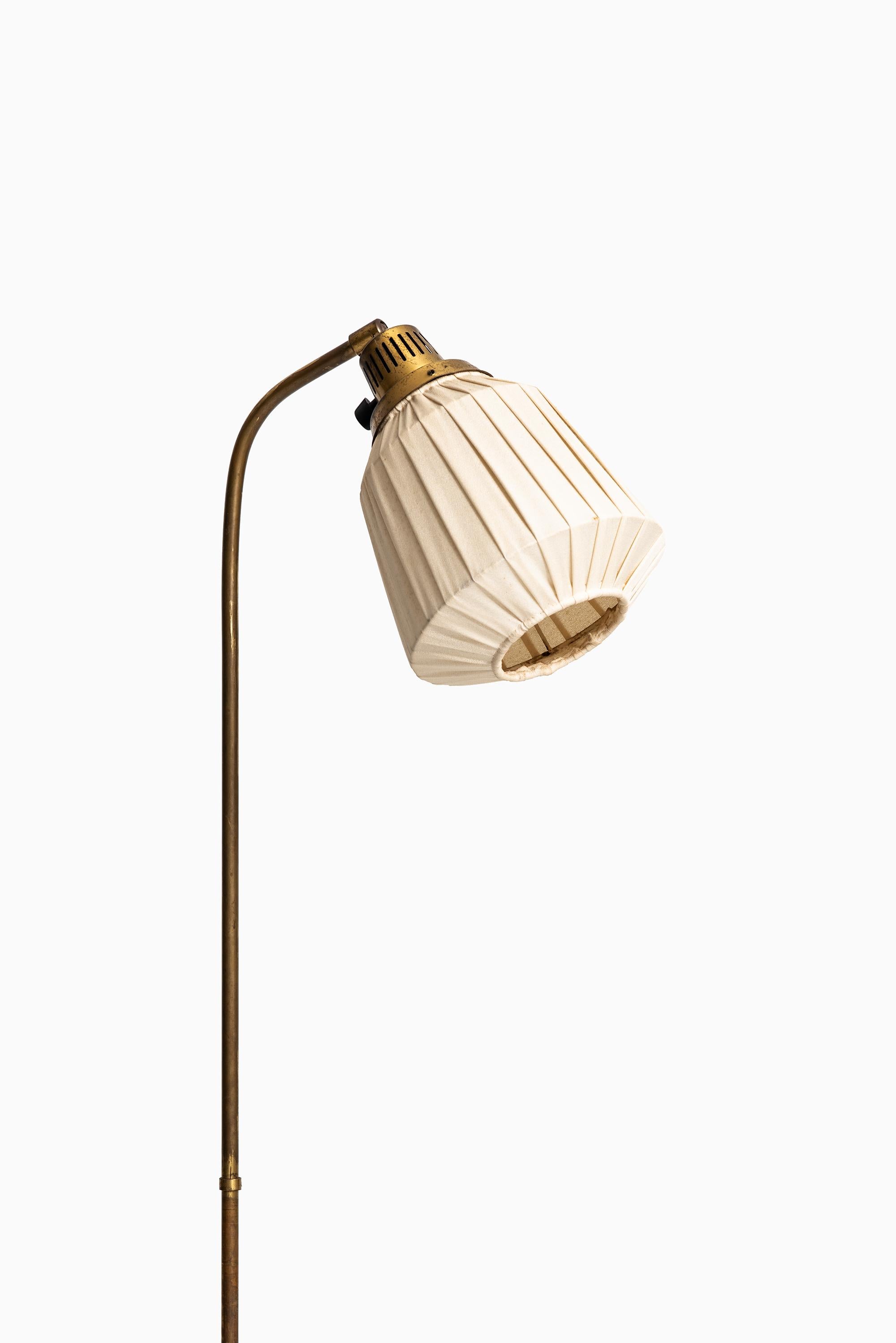 Rare height adjustable floor lamp designed by Hans Bergström. Produced by Ateljé Lyktan in Åhus, Sweden. Height adjustable between 116 -142 cm.