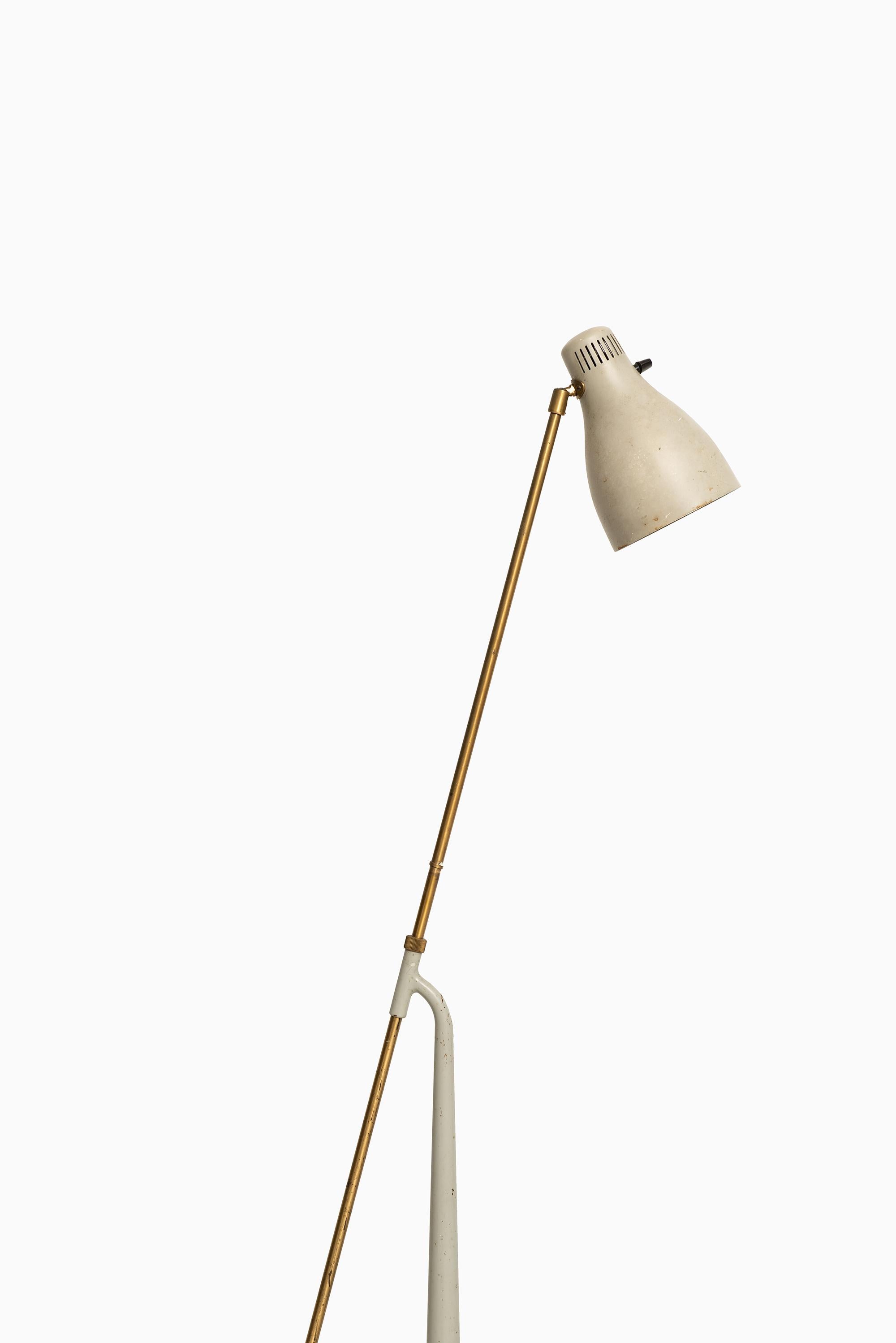 Rare height adjustable floor lamp model 541 designed by Hans Bergström. Produced by Ateljé Lyktan in Åhus, Sweden.