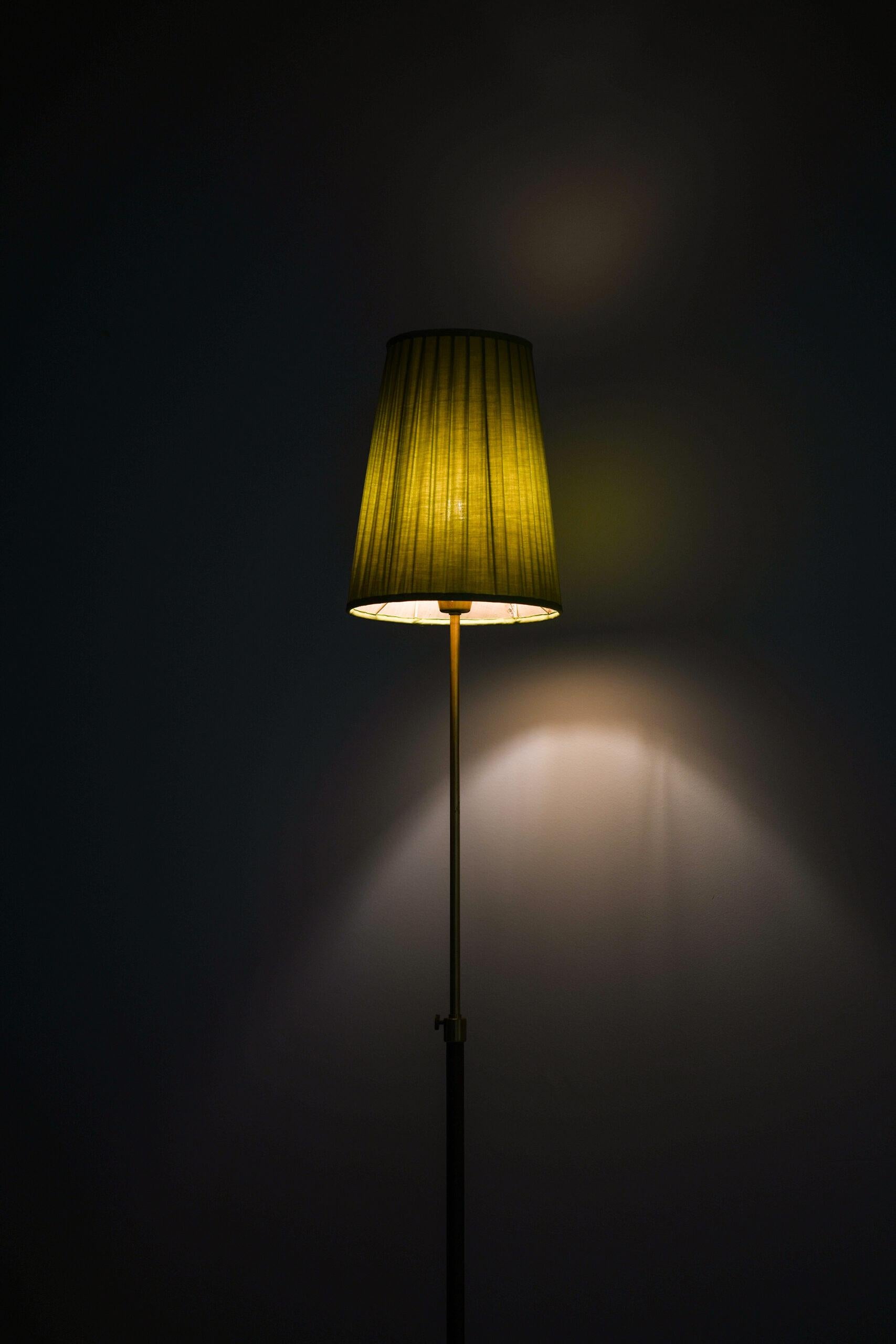 Hans Bergström Floor Lamp Model 544 Produced by Ateljé Lyktan in Åhus, Sweden For Sale 3