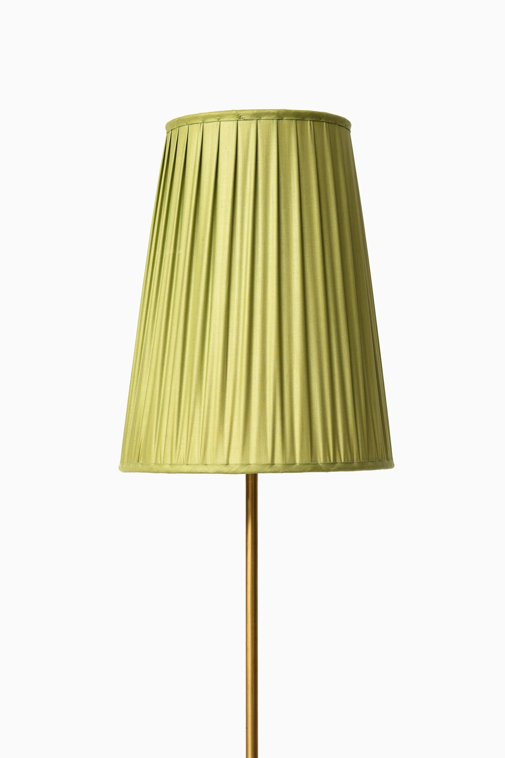 Très rare lampadaire réglable en hauteur modèle 544 conçu par Hans Bergström. Produit par Ateljé Lyktan à Åhus, Suède. Dimensions (L x P x H) : 24 x 24 x 160-200 cm.