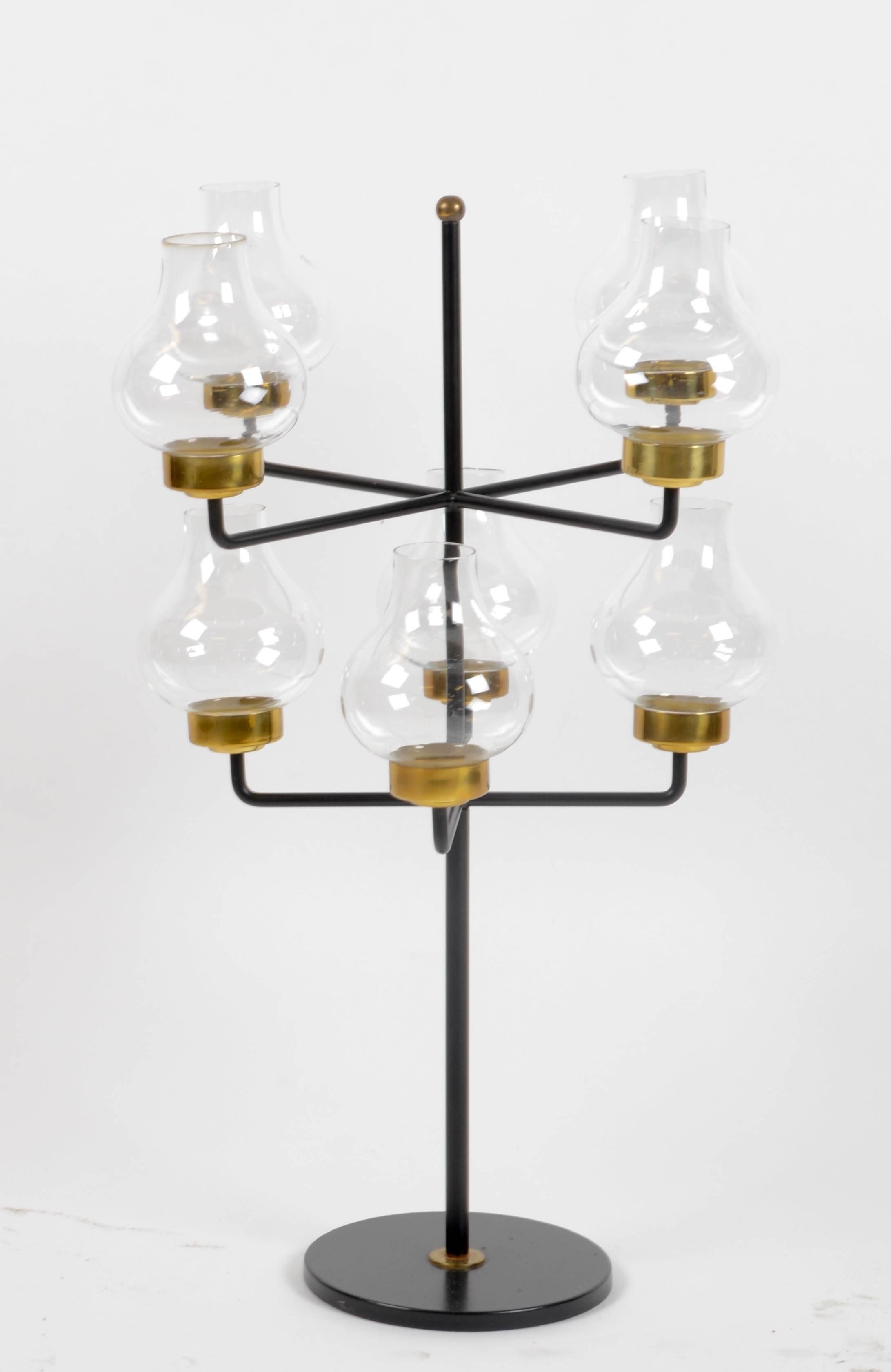 Floor or candle candelabra designed by Hans Bergström for Ateljé Lyktan, Åhus, Sweden, mid-1900s. In brass and lacquered metal. Adjustable height.

Measures: Height 60 / 133 cm.