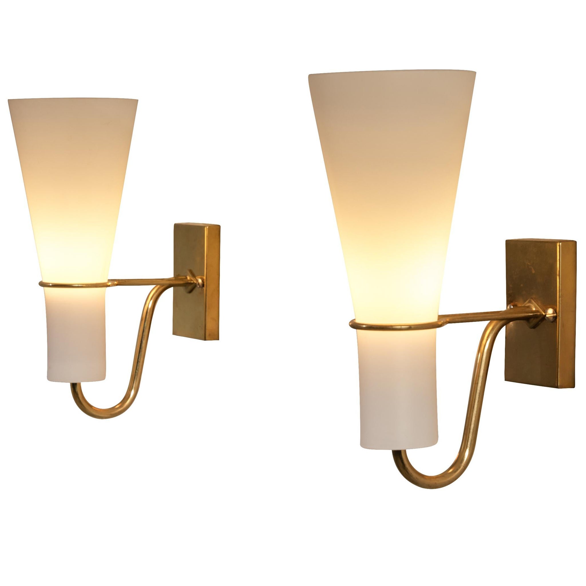 Hans Bergström per ASEA Coppia di applique in ottone e vetro opalino bianco
