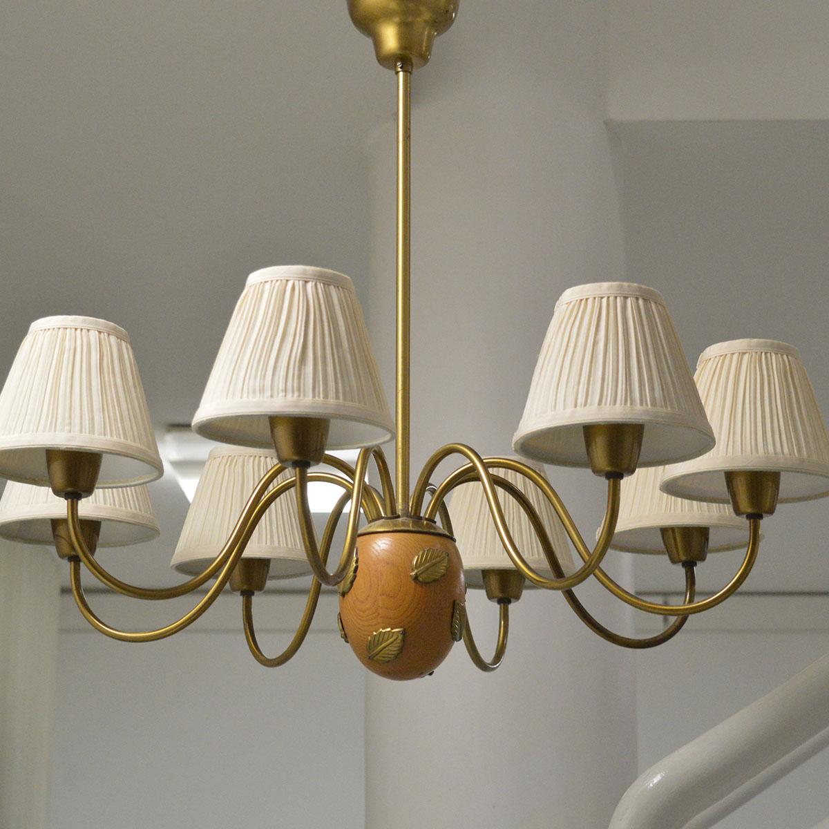 Scandinavian Modern Hans Bergström for Ateljé Lyktan 8-Arm Brass and Wood Chandelier, 1940s For Sale