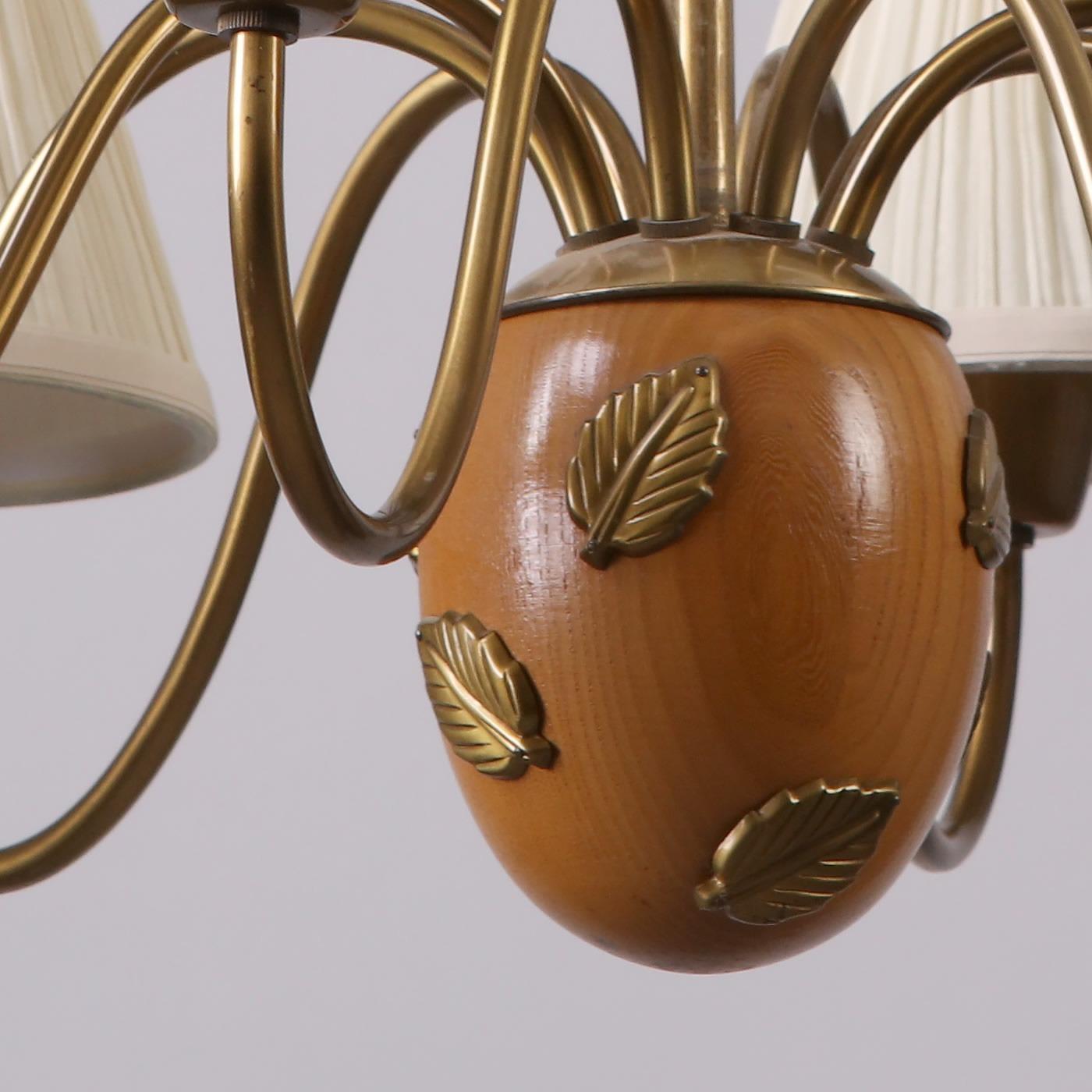Hans Bergström for Ateljé Lyktan 8-Arm Brass and Wood Chandelier, 1940s In Good Condition For Sale In Prague, New Town