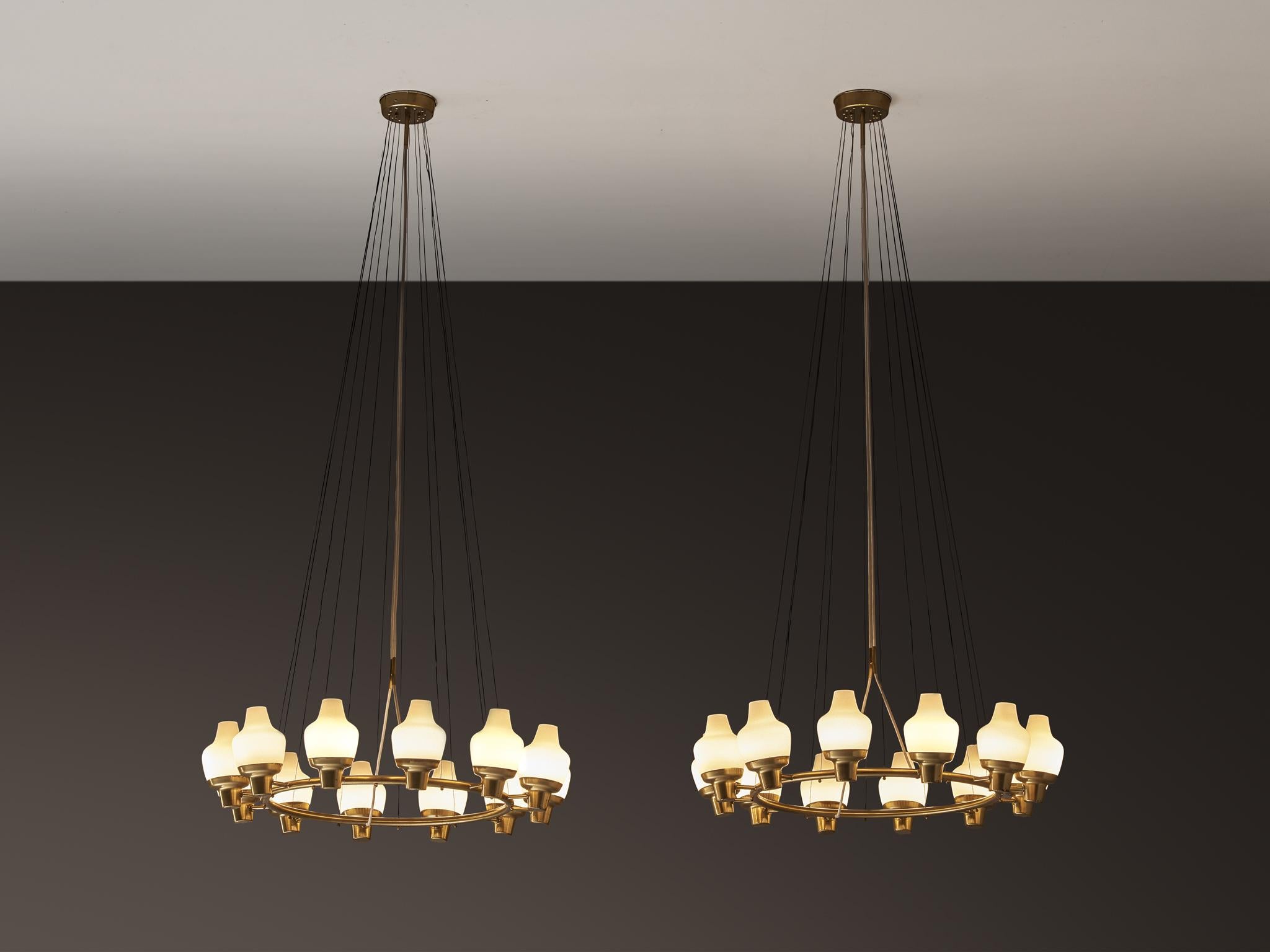 Svedese Hans Bergström per Ateljé Lyktan Lampadari in ottone e vetro smerigliato in vendita