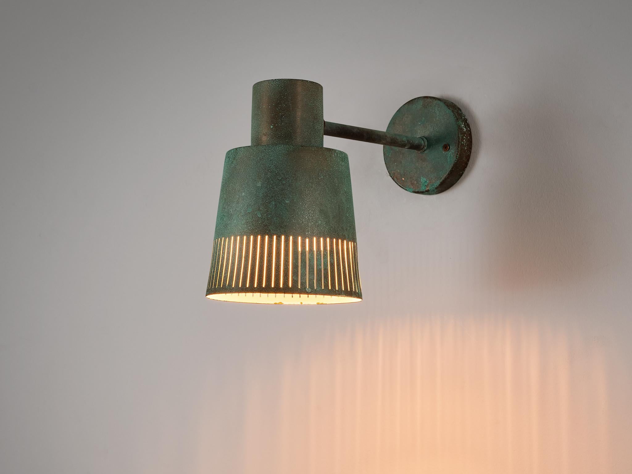 Hans Bergström for Ateljé Lyktan, wall lamp, copper, Sweden, 1940s

A highly well-executed wall light of the 1940s. Bergström used copper for this specific design that obtained admirable green patina over time. The shade of the wall lamp is