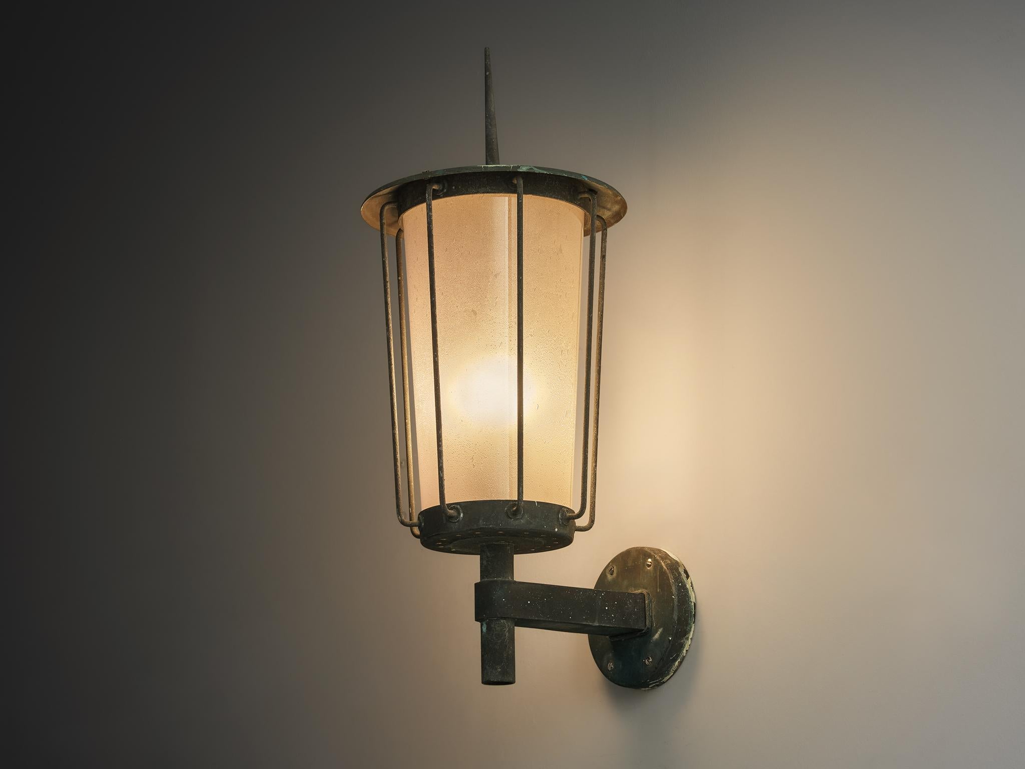 Hans Bergström para Ateljé Lyktan Aplique 'Knight' de cobre y cristal soplado Escandinavo moderno en venta