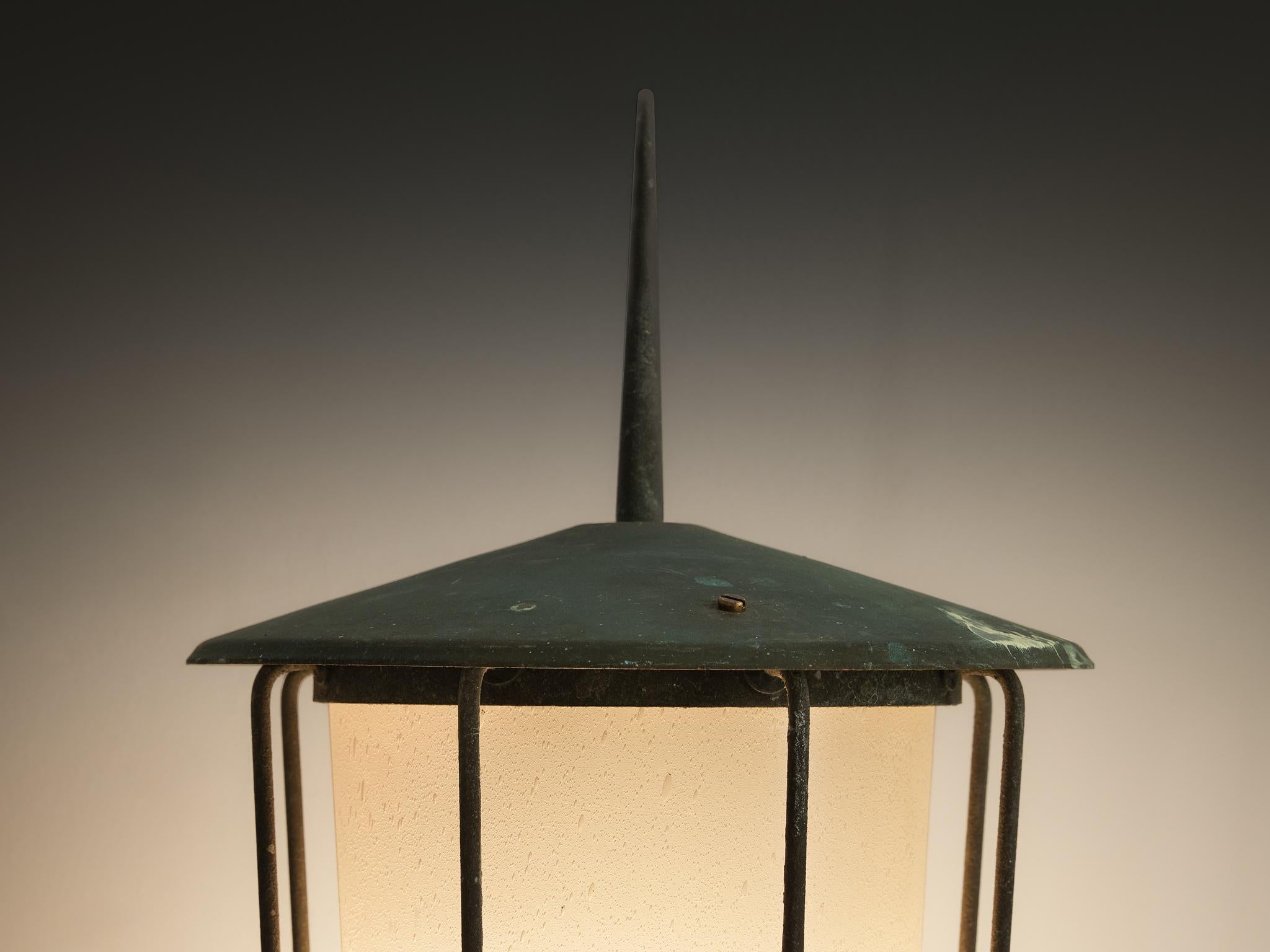 Hans Bergström para Ateljé Lyktan Aplique 'Knight' de cobre y cristal soplado Sueco en venta