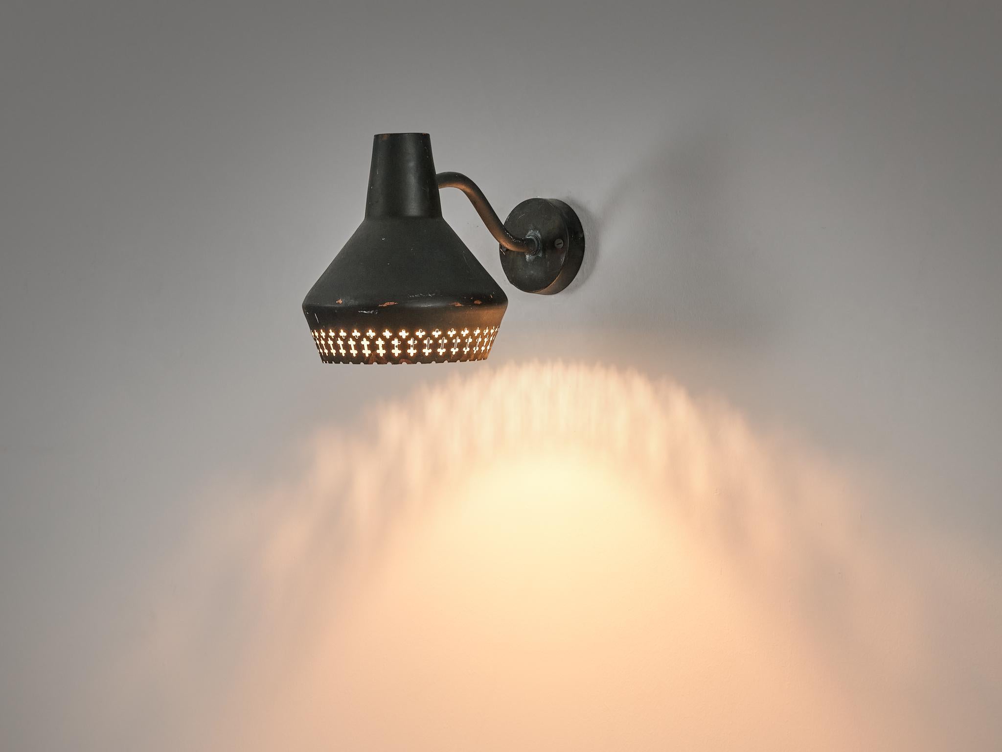 Hans Bergström for Ateljé Lyktan, wall light, copper, Sweden, 1940s.

A highly well-executed wall lamp of the 1940s by Hans Bergström for Atelje Lyktan that is currently hard to find. Bergström used copper for this specific design that obtained
