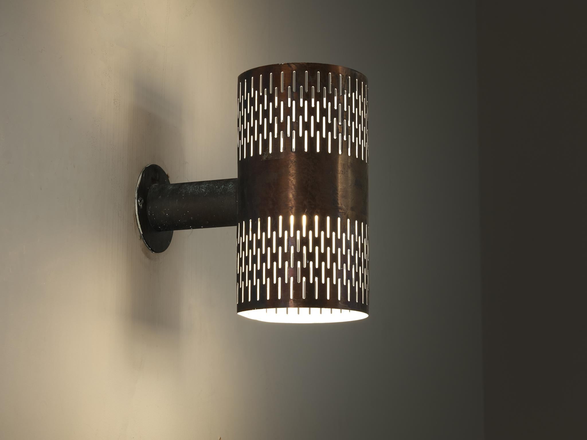 Hans Bergström for Atelje Lyktan, wall light variation of model '1040', copper, Sweden, 1940s 

Swedish designer Hans Bergström designed this wall light in the 1940s. As for the material Bergström chose copper that has patinated wonderfully over