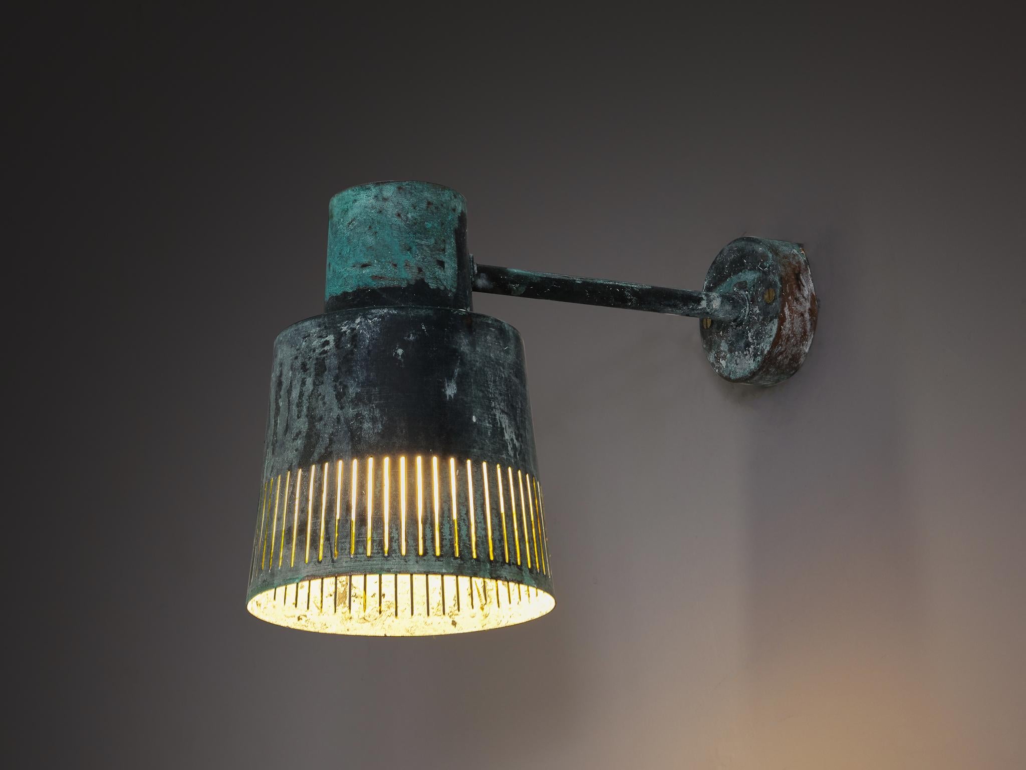 Hans Bergström per Ateljé Lyktan, lampada da parete, variante del modello '1006A', rame patinato, Svezia, anni '40

Il designer svedese Hans Bergström ha progettato questa lampada da parete negli anni '40. Per quanto riguarda il materiale, Bergström