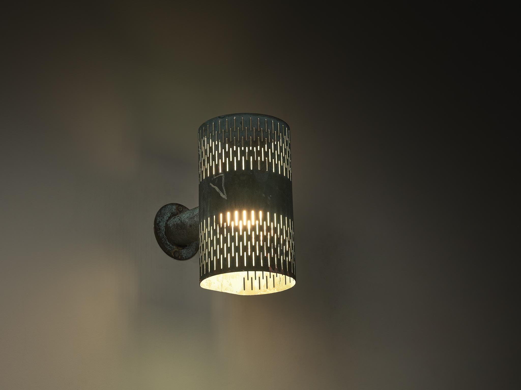 Hans Bergström for Atelje Lyktan, wall light, model '1040', copper, Sweden, 1940s 

Swedish designer Hans Bergström designed this wall light in the 1940s. As for the material Bergström chose copper that has patinated wonderfully over time. The shade