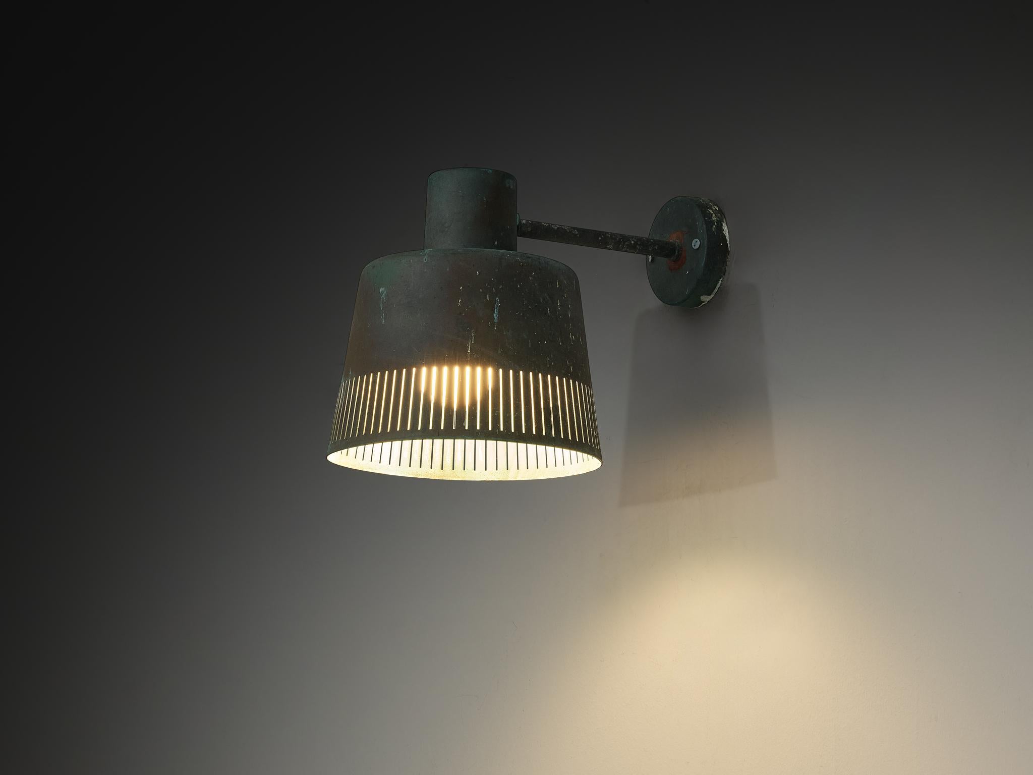 Hans Bergström for Ateljé Lyktan, wall lamp, variation on model '1006A', patinated copper, Sweden, 1940s

Swedish designer Hans Bergström designed this wall light in the 1940s. As for the material Bergström chose copper that has patinated