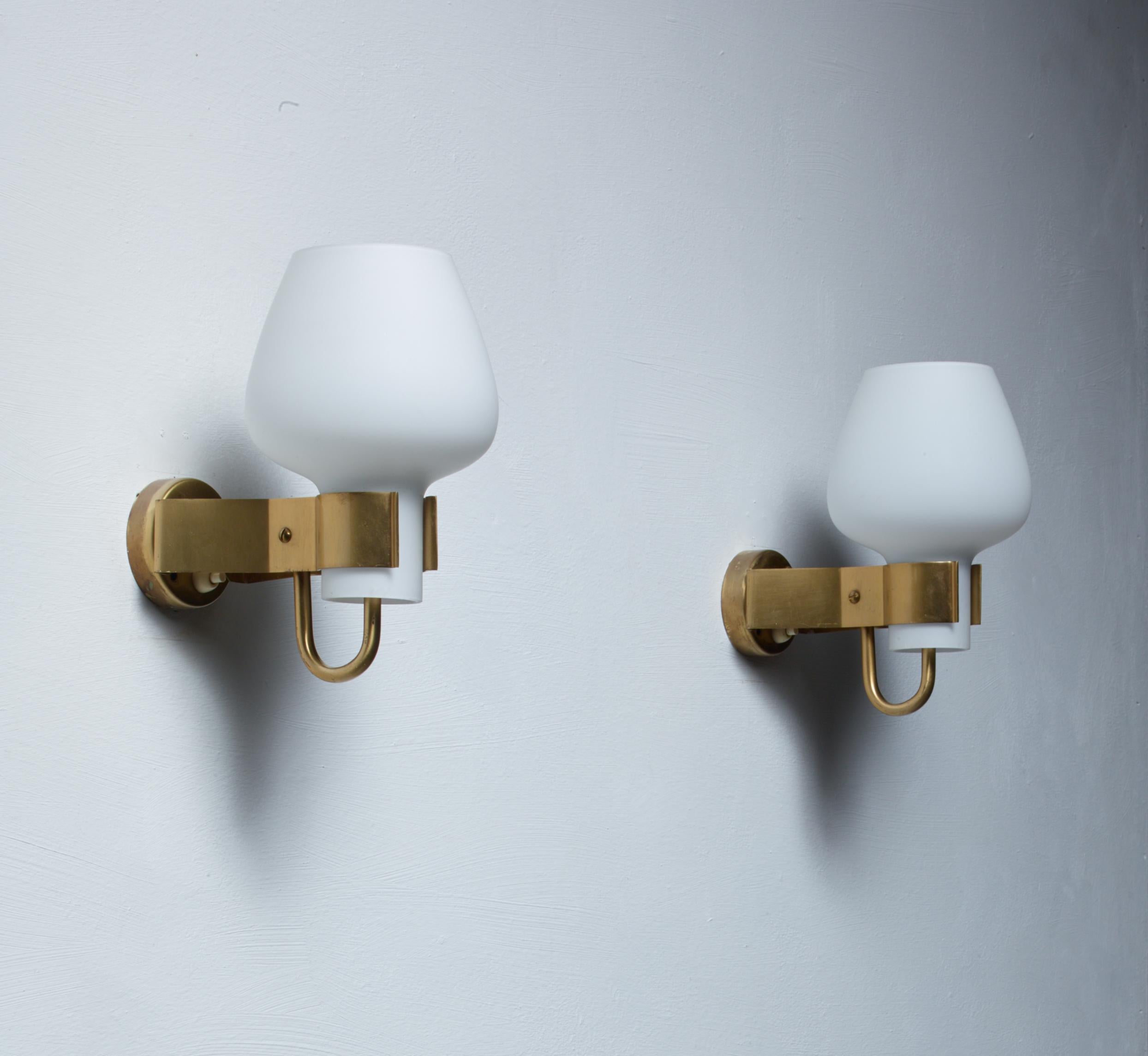 A pair of elegant Swedish model 397 Mid-Century wall appliques, designed in 1950 by Hans Bergström for Ateljé Lyktan. The lamps are made of a brass wall mount clasping an opaline glass diffuser.
Rare pieces in an excellent condition.