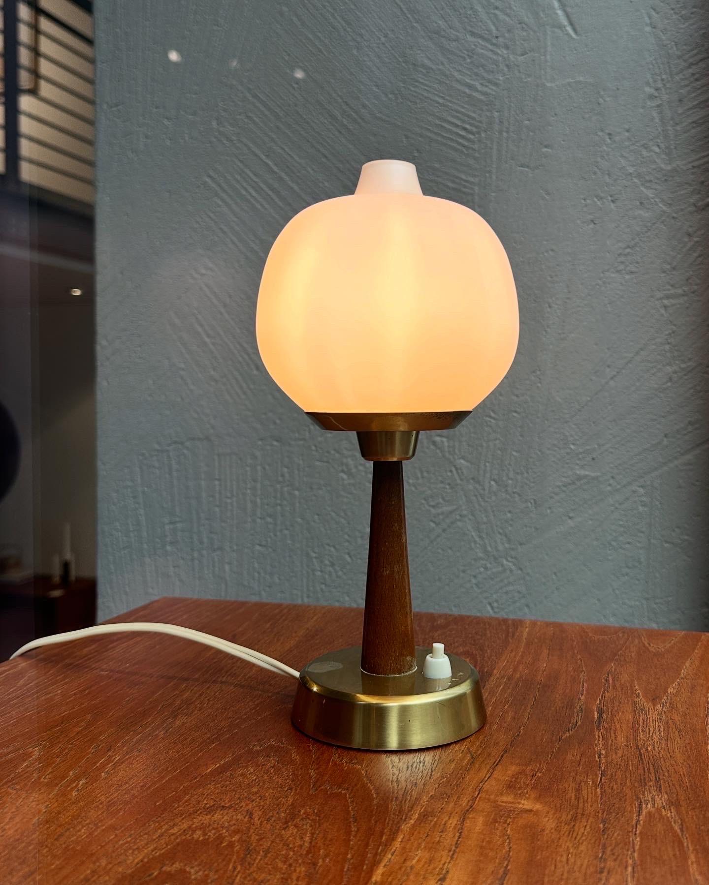 Rare Hans Bergström table lamp, model No. 702 for Ateljé Lyktan, made in Sweden in the 1950s. 

Brass base with beech wood, original opaline glass shade. 

The wood has been cleaned and refinished with oil. Brass bas has patina with stains, the