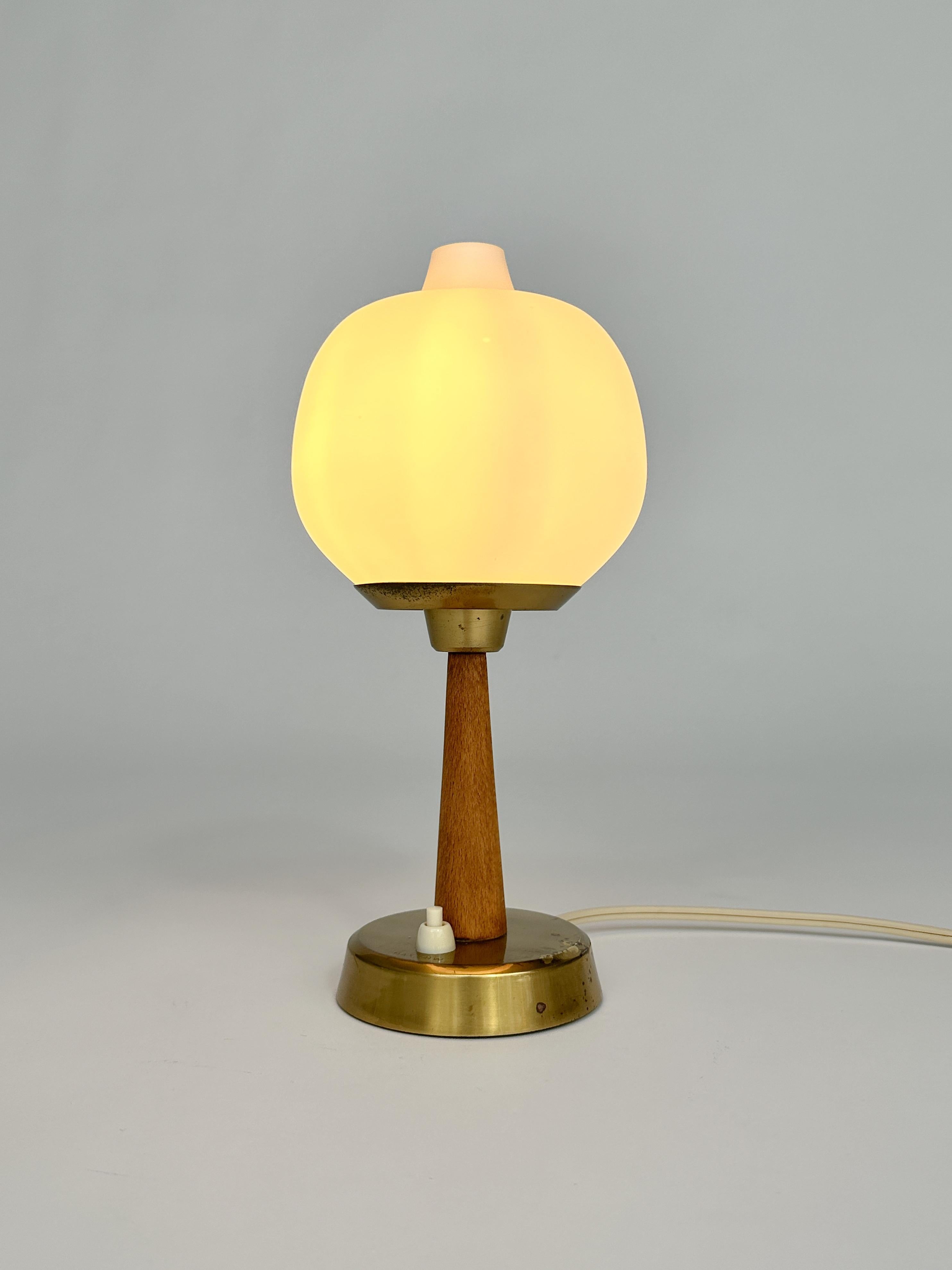 Scandinavian Modern Hans Bergström Table Lamp 702 Atelje Lyktan Opaline Glass Brass Light 1950s For Sale