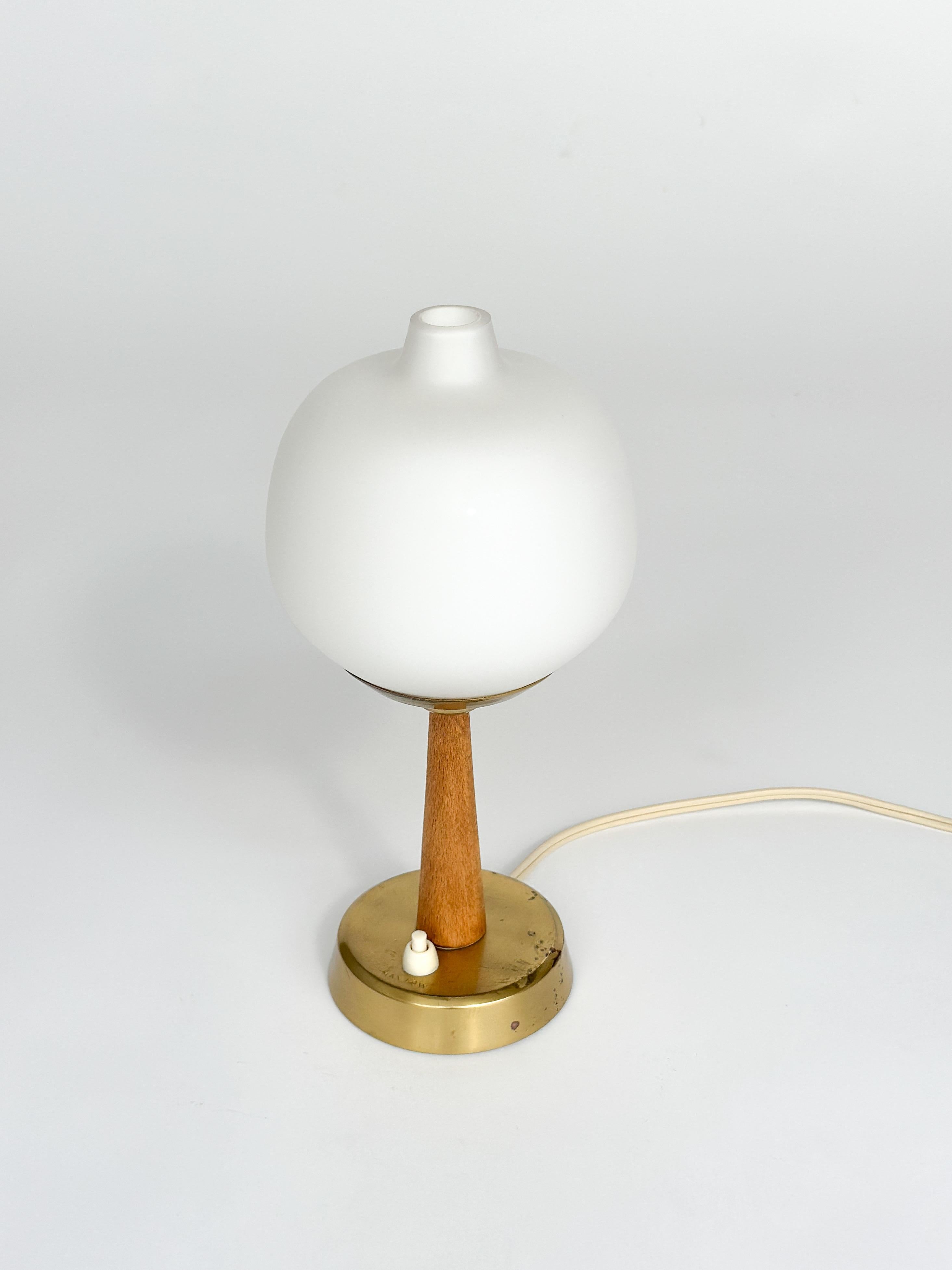 Swedish Hans Bergström Table Lamp 702 Atelje Lyktan Opaline Glass Brass Light 1950s For Sale