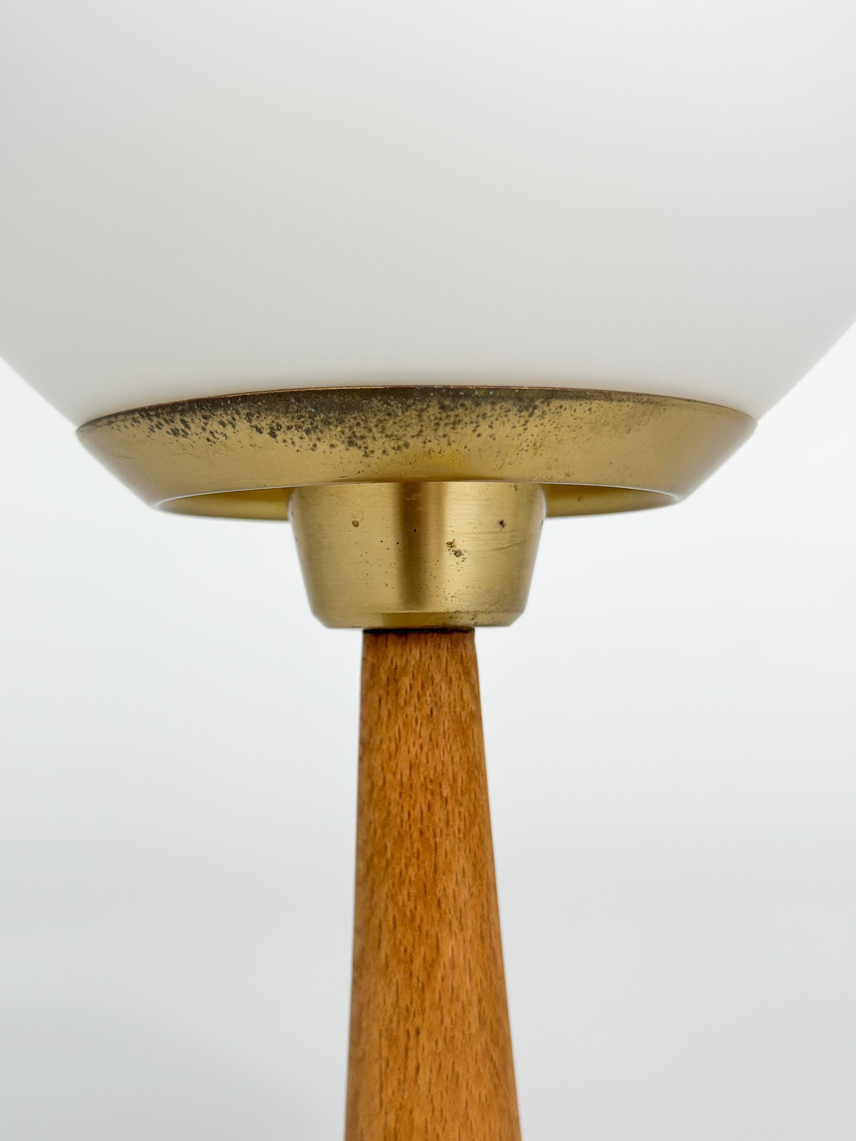 Hans Bergström Table Lamp 702 Atelje Lyktan Opaline Glass Brass Light 1950s In Good Condition For Sale In Basel, BS