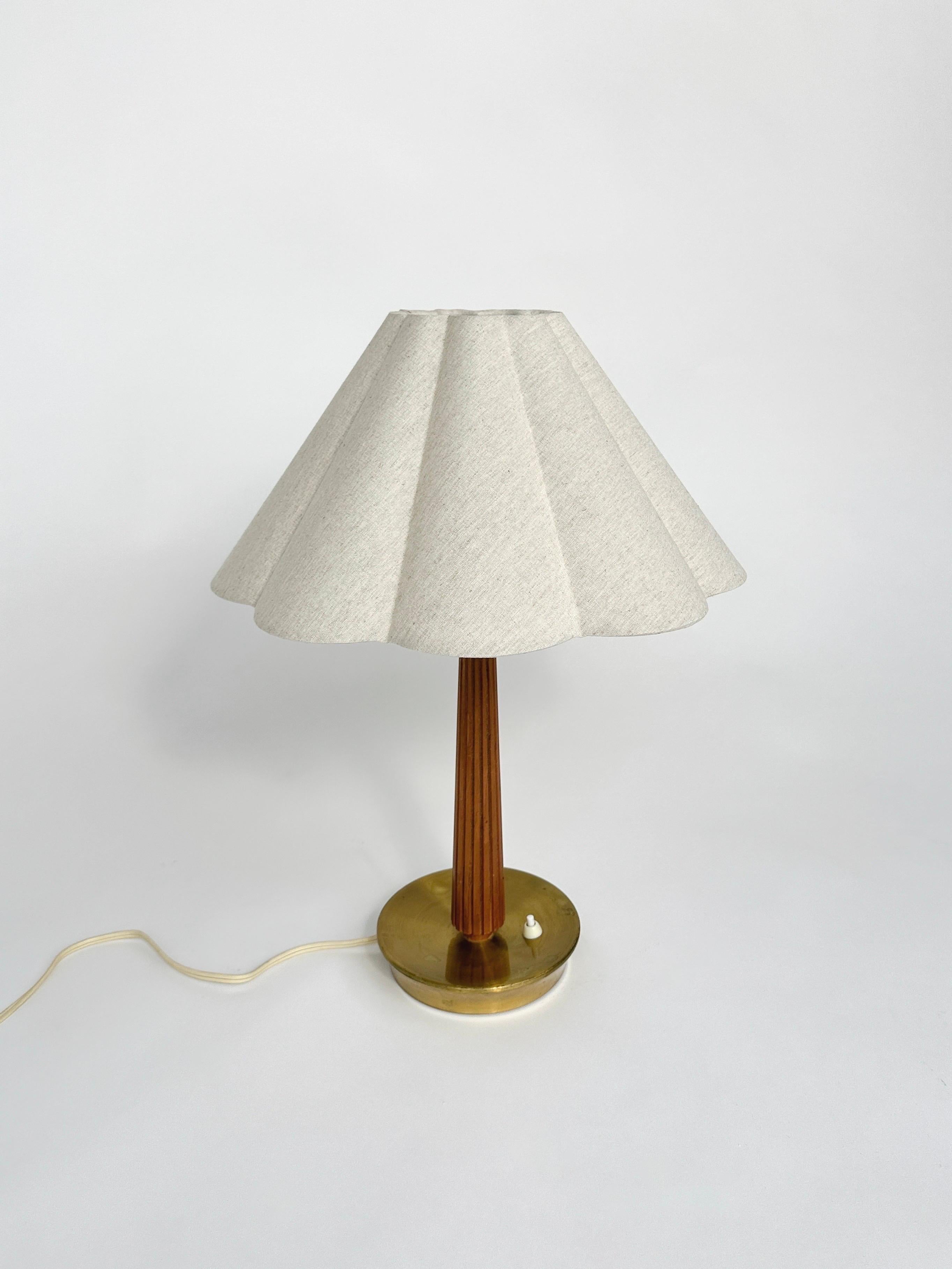 Scandinave moderne Lampe de table Hans Bergström Brass & Teak ASEA Suède années 1950 en vente