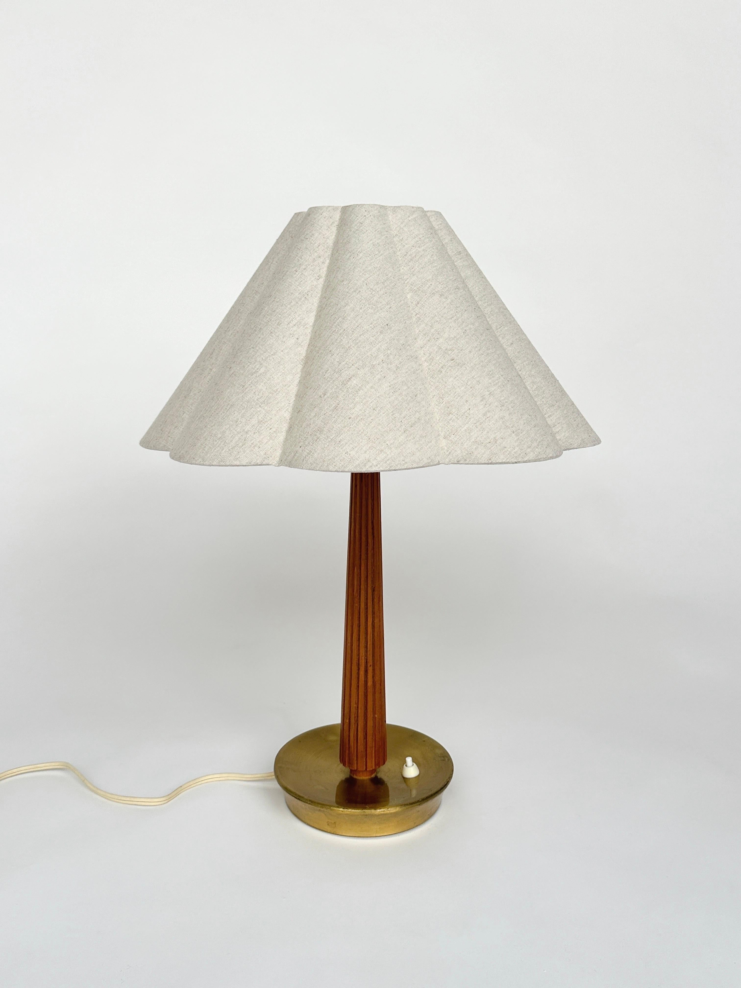 Suédois Lampe de table Hans Bergström Brass & Teak ASEA Suède années 1950 en vente