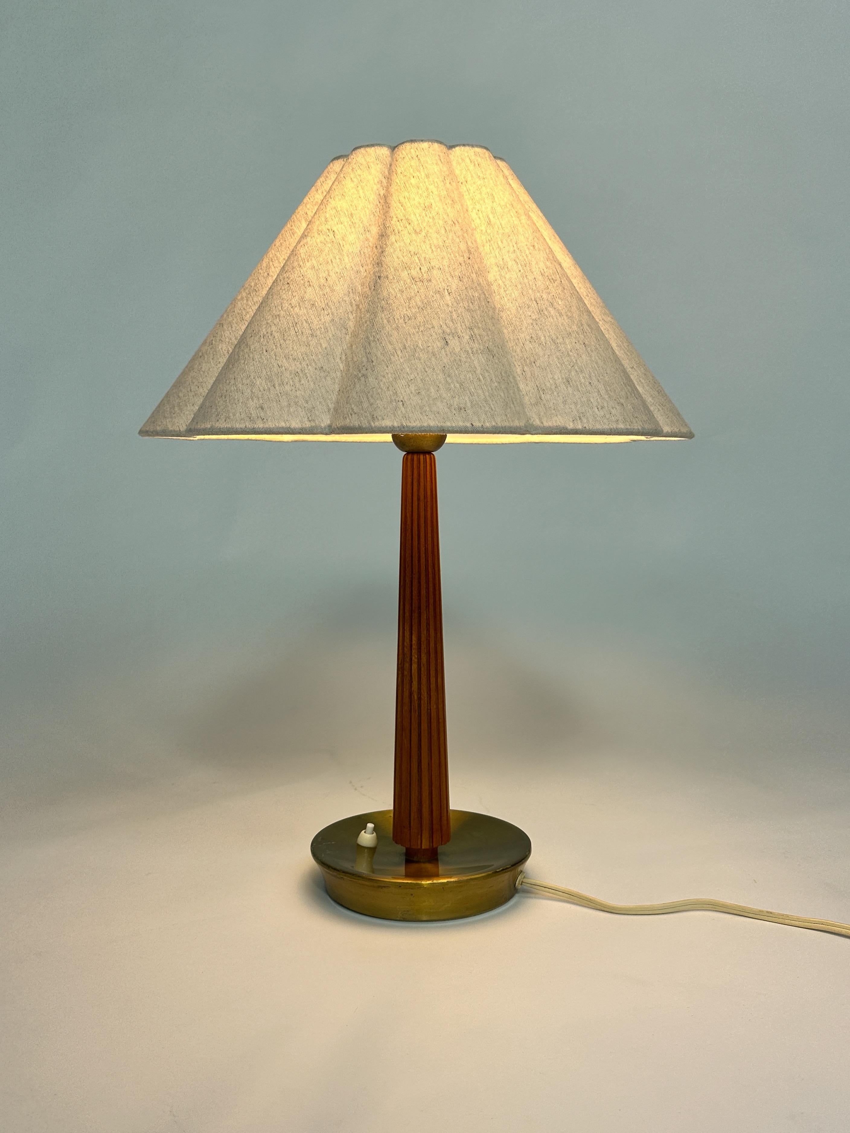 Fait main Lampe de table Hans Bergström Brass & Teak ASEA Suède années 1950 en vente