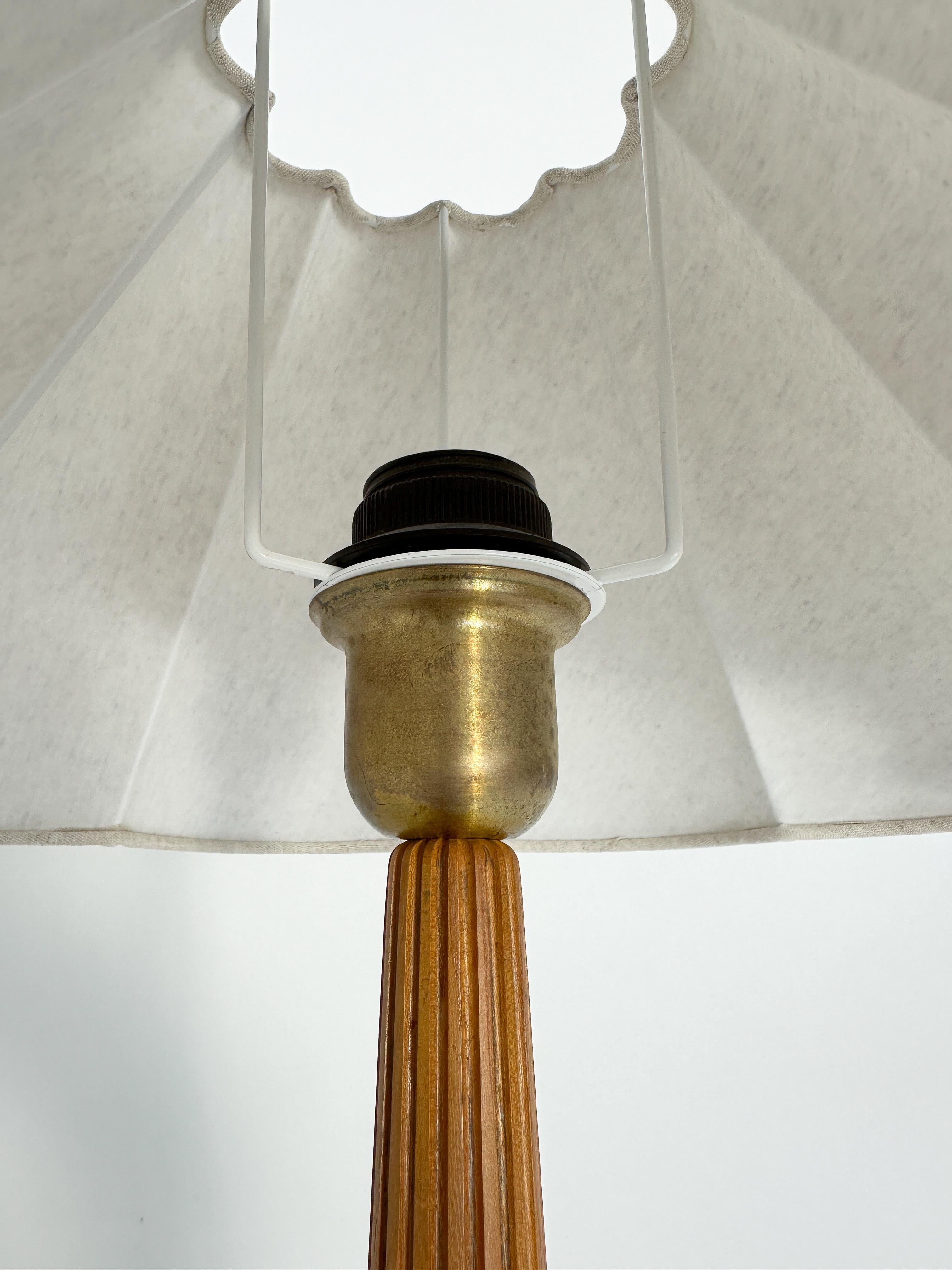 Lampe de table Hans Bergström Brass & Teak ASEA Suède années 1950 Bon état - En vente à Basel, BS