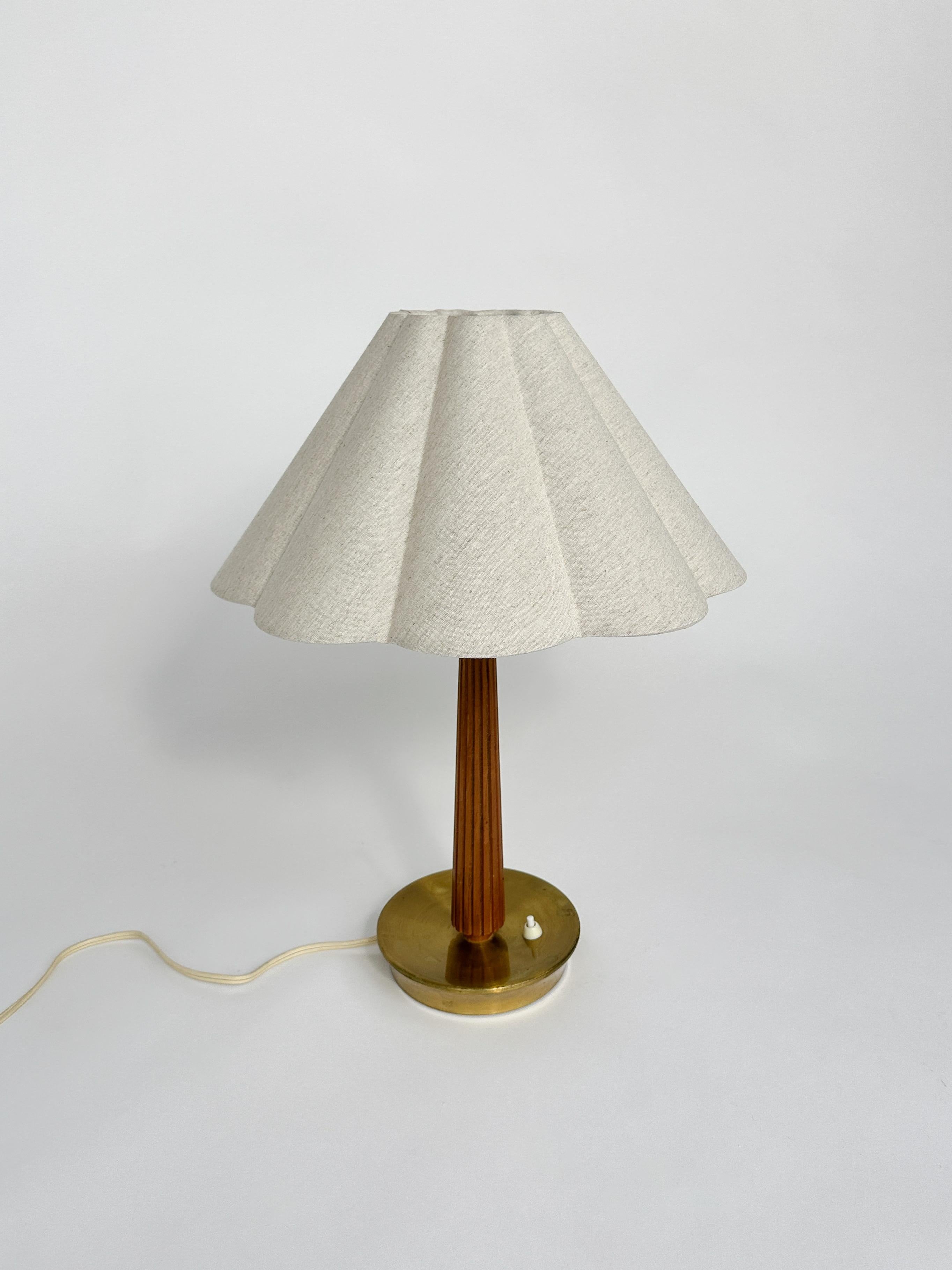Milieu du XXe siècle Lampe de table Hans Bergström Brass & Teak ASEA Suède années 1950 en vente