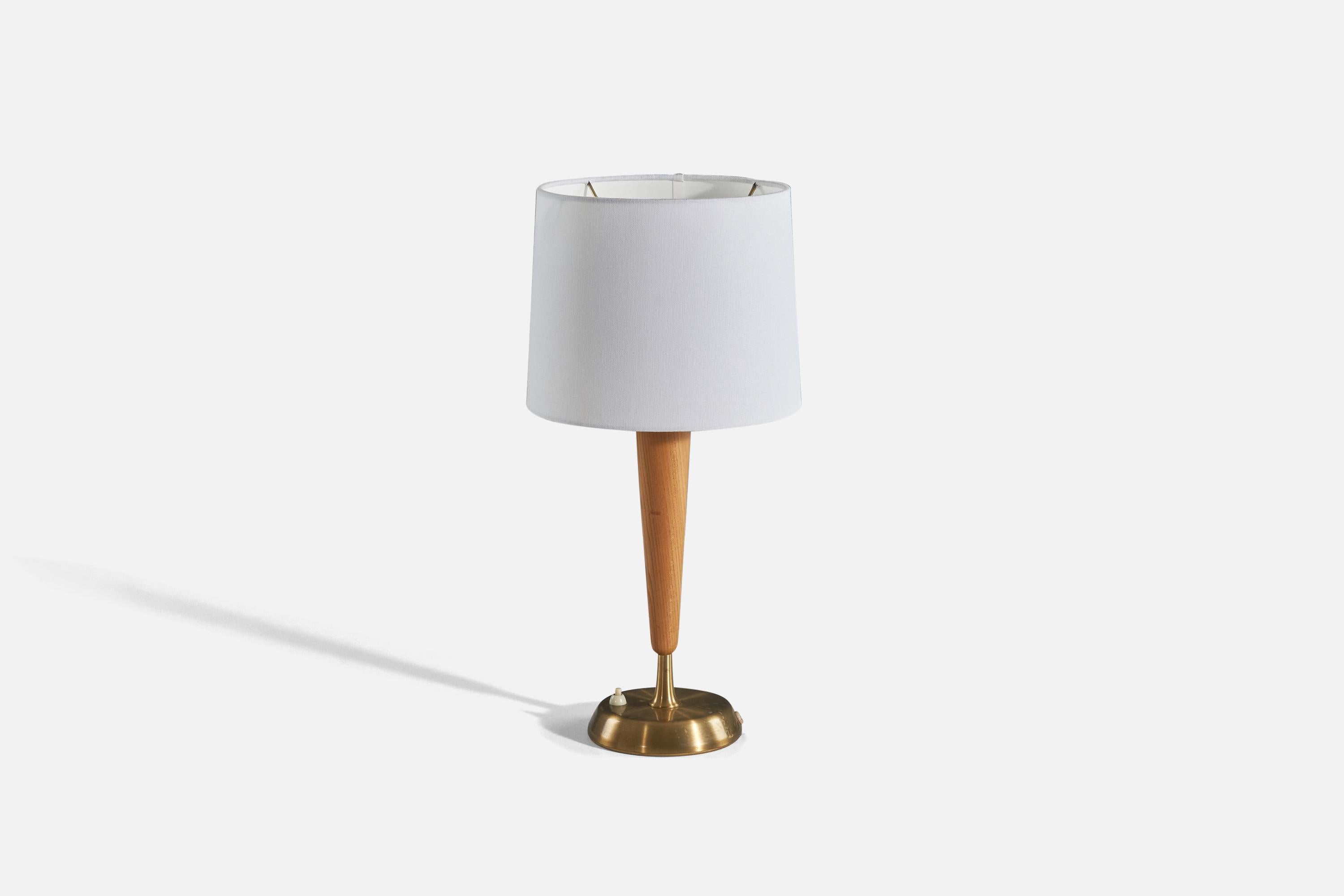 Lampada da tavolo in legno e ottone disegnata da Hans Bergström e prodotta da ASEA, Svezia, anni Cinquanta. 

Venduto senza paralume. 
Dimensioni della lampada (pollici) : 14 x 5,75 x 5,75 (altezza x larghezza x profondità)
Dimensioni del
