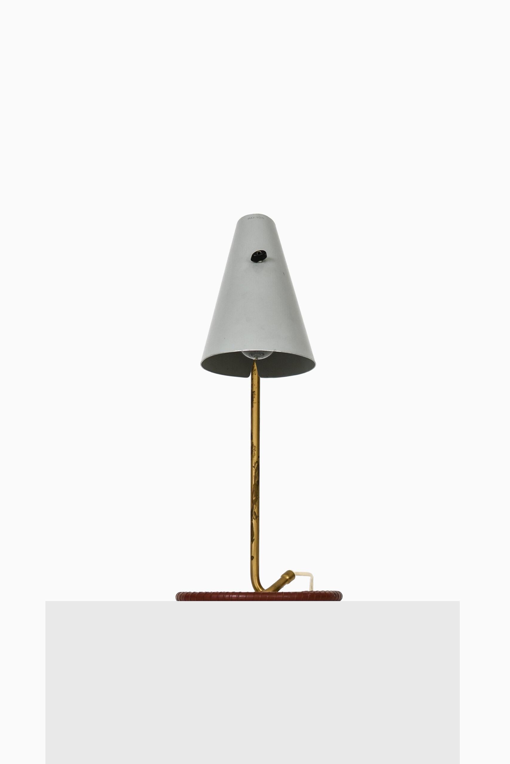 Rare table lamp model 711 designed by Hans Bergström. Produced by Ateljé Lyktan in Åhus, Sweden.