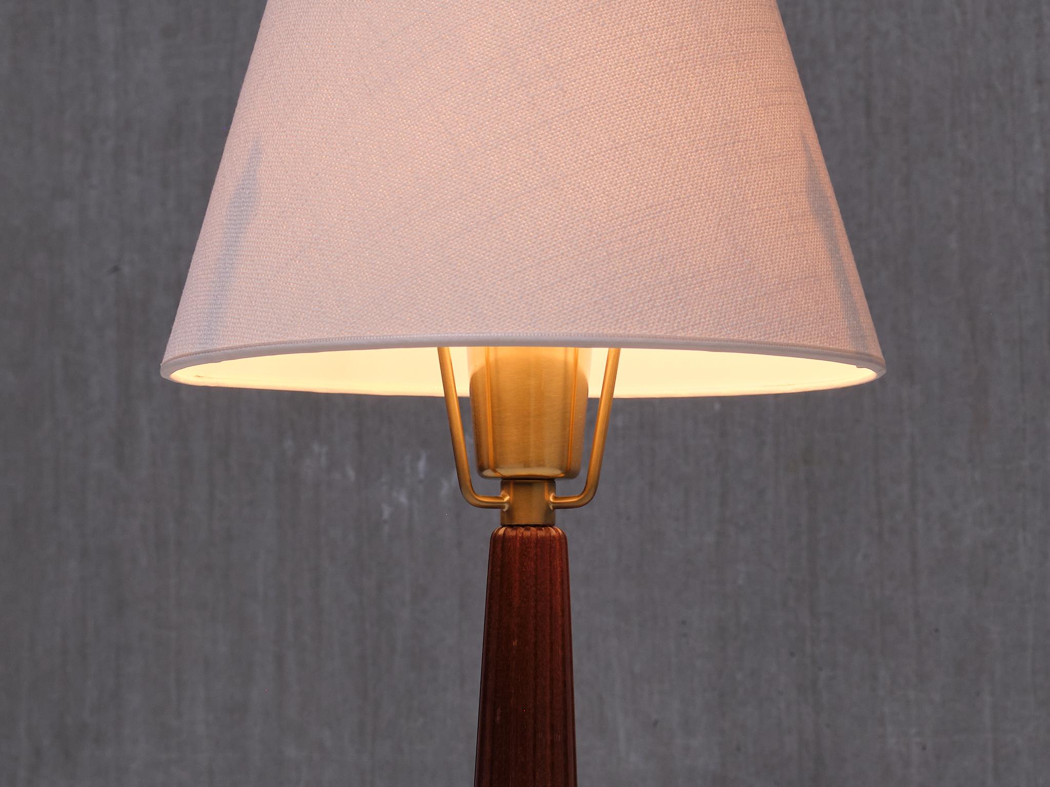 Suédois Lampe de table Hans Bergström, modèle E1149, laiton et orme, ASEA, Suède, années 1940 en vente