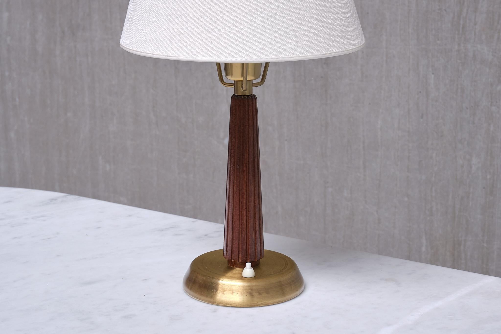 Milieu du XXe siècle Lampe de table Hans Bergström, modèle E1149, laiton et orme, ASEA, Suède, années 1940 en vente
