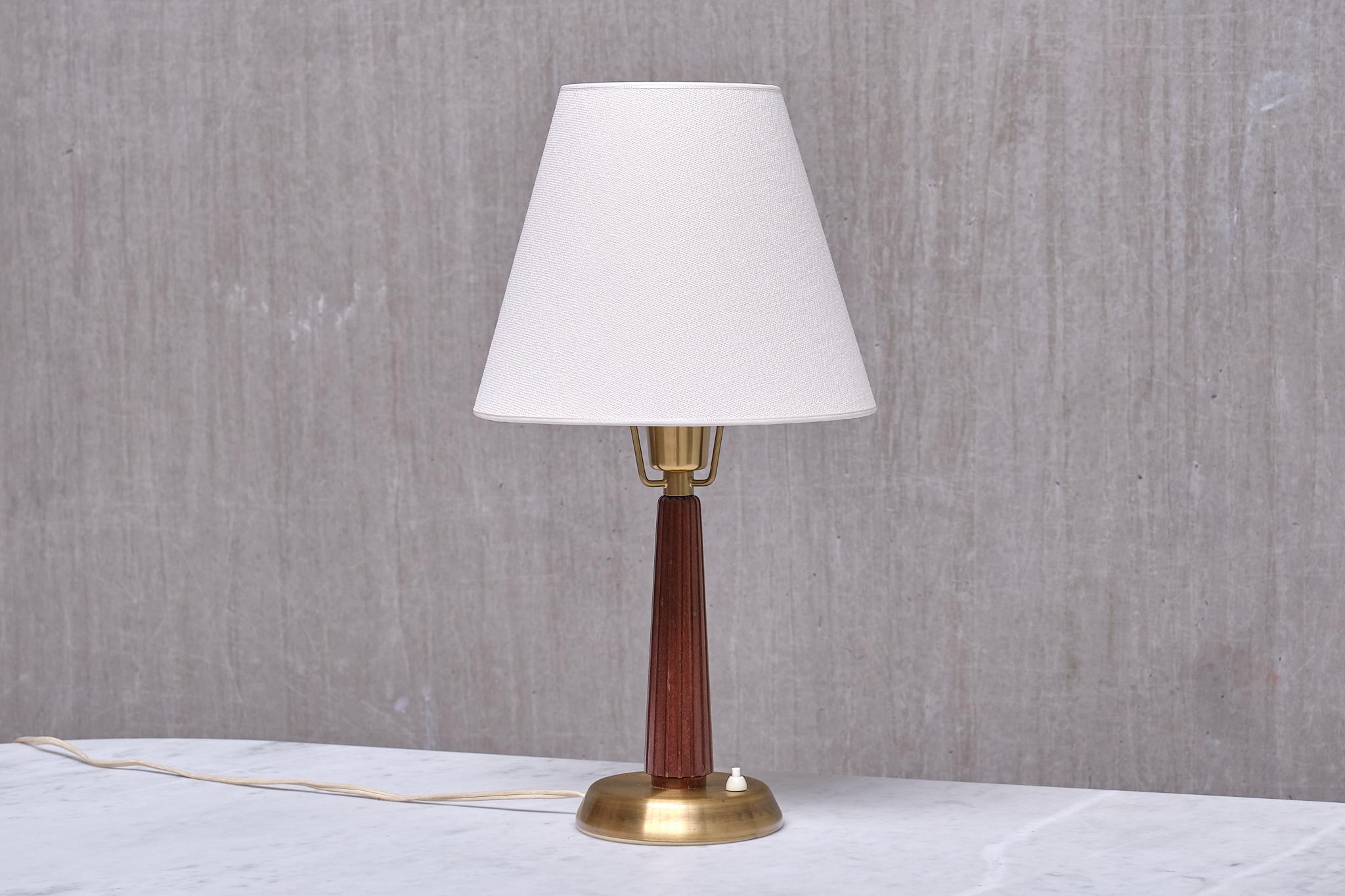 Cette lampe de table rare a été conçue par Hans Bergström à la fin des années 1940. La lampe est marquée en bas par le fabricant suédois ASEA Belysning et porte également le numéro de modèle E1149. 

L'élégance du design est marquée par la base