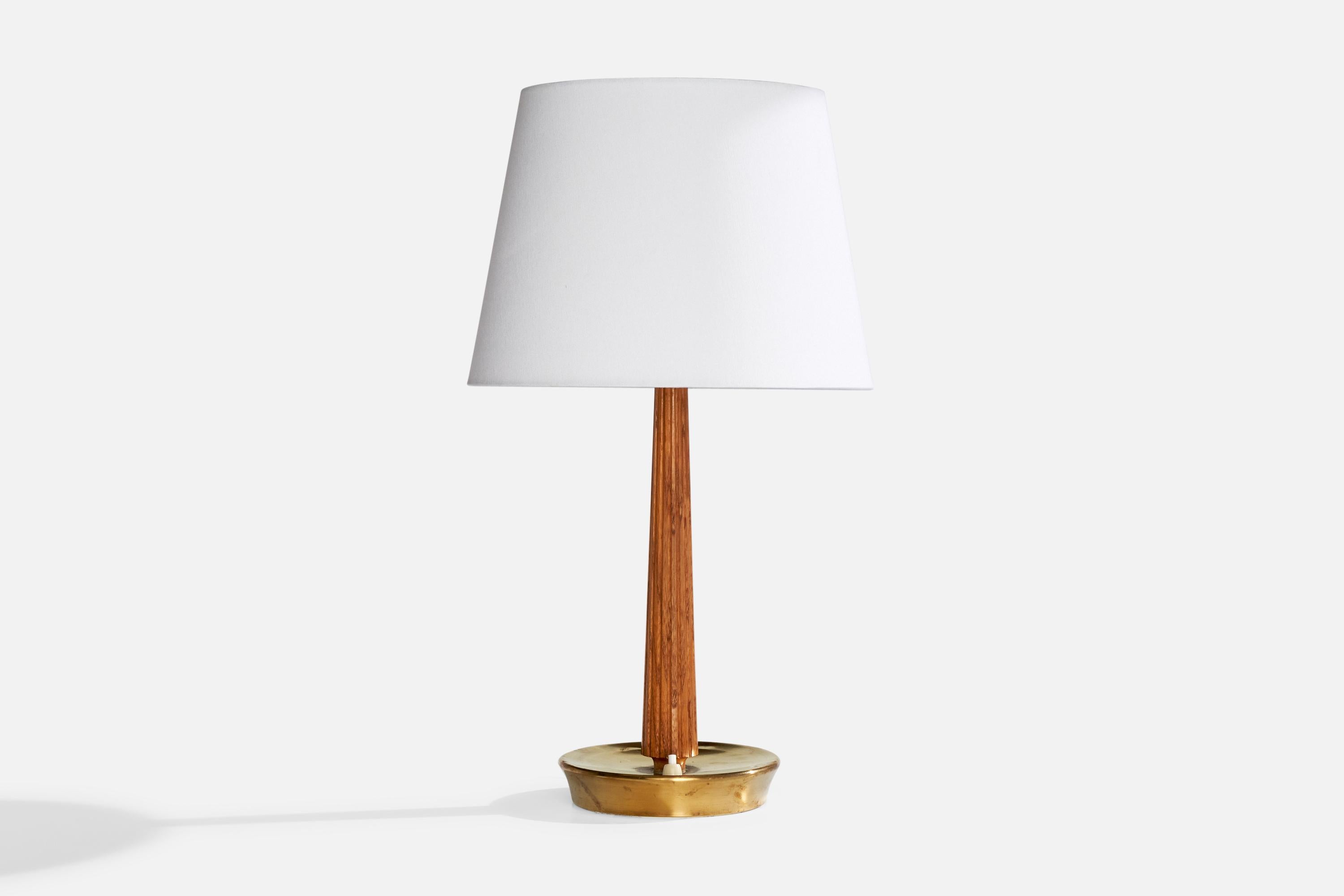 Lampe de table en laiton et bois conçue par Hans Bergström et produite par ASEA, Suède, c. 1950.

Dimensions de la lampe (pouces) : 16