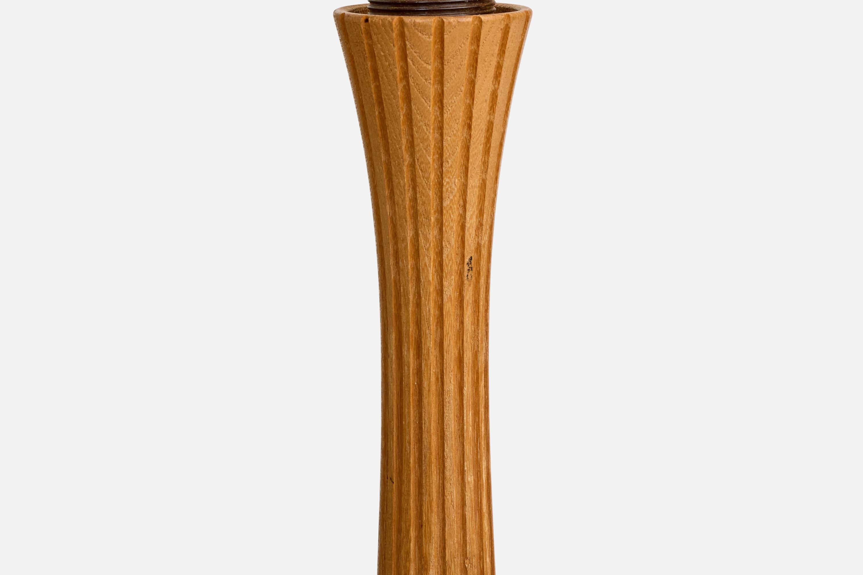 Svedese Hans Bergström, Lampada da tavolo, Oak, Brass, Svezia, anni '50 in vendita