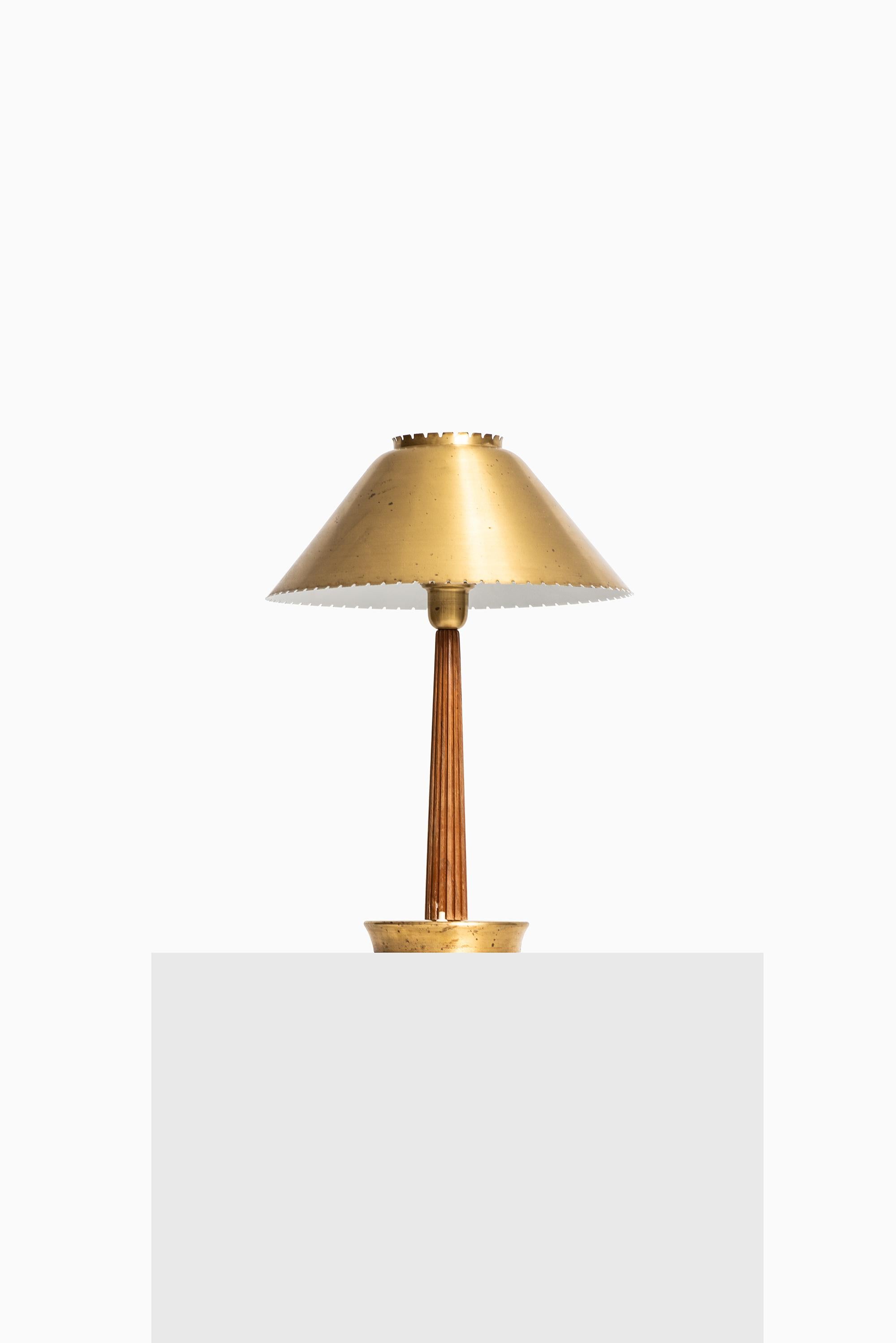 Rare lampe de table conçue par Hans Bergström. Produit par ASEA en Suède.