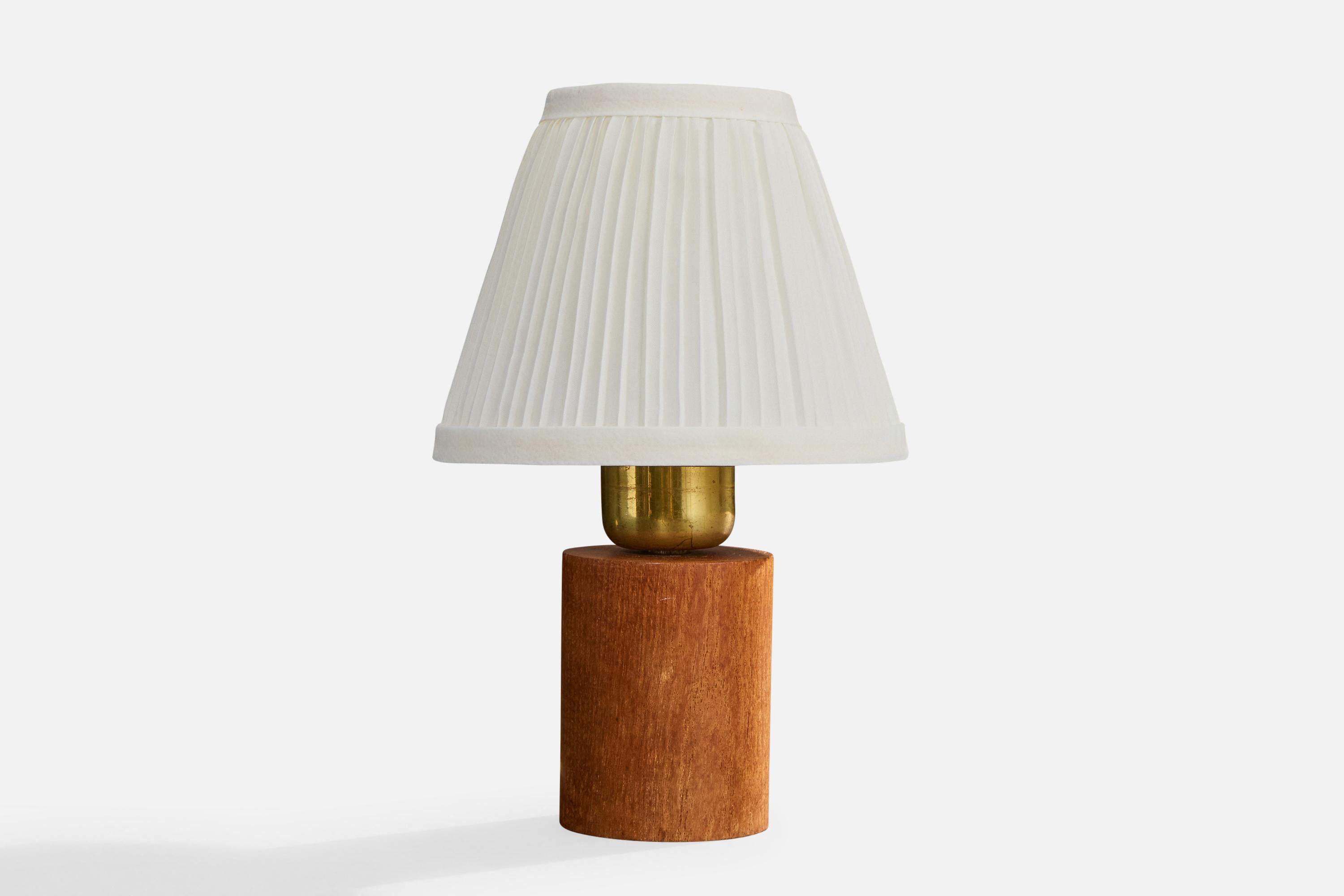 Lampe de table en teck, laiton et tissu blanc conçue par Hans Bergström et produite par Ateljé Lyktan, Suède, c.C. 1950.

Dimensions de la lampe avec abat-jour (pouces) : 9.625 