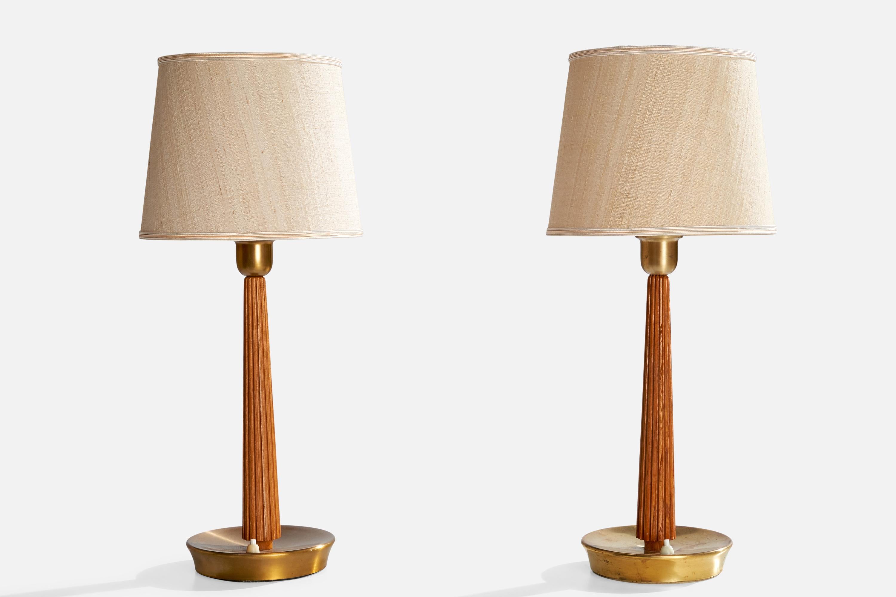 Paire de lampes de table en laiton, chêne et tissu blanc cassé, conçues par Hans Bergström et produites par ASEA, Suède, vers les années 1950.

Dimensions de la lampe avec abat-jour (pouces) : 23