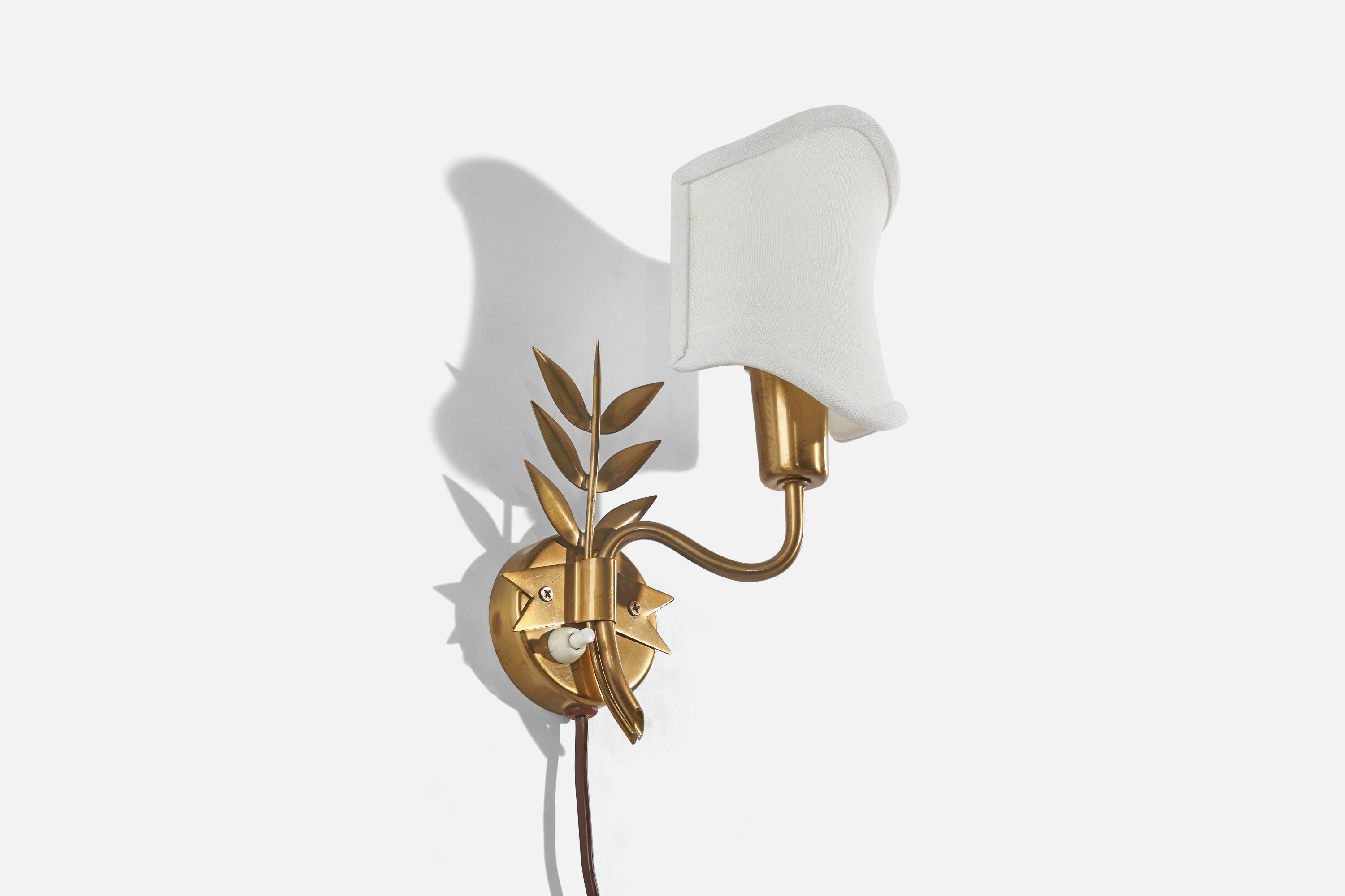 Aplique de latón y tela diseñado por Hans Bergström y fabricado en Suecia, c. década de 1940.

La pantalla se puede comprar con la lámpara. 
Dimensiones de la placa trasera (pulgadas) : 2,81 x 2,81 x 1,5 (Alto x Ancho x Fondo).