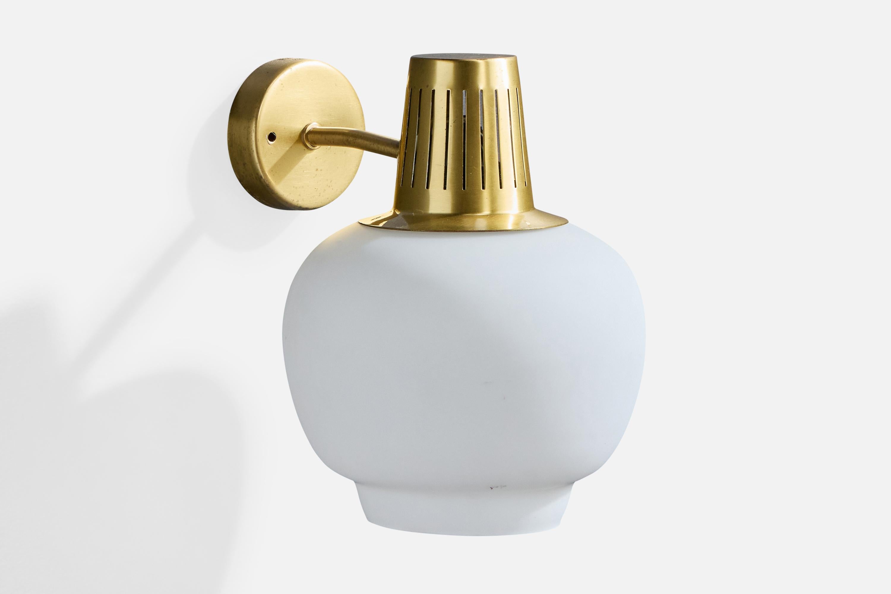 Aplique de latón y cristal opalino blanco diseñado por Hans Bergström y producido por Ateljé Lyktan, Åhus, Suecia, c. 1950.

Pequeña fisura en la placa posterior, como se ilustra.

Dimensiones totales (pulgadas): 8,7