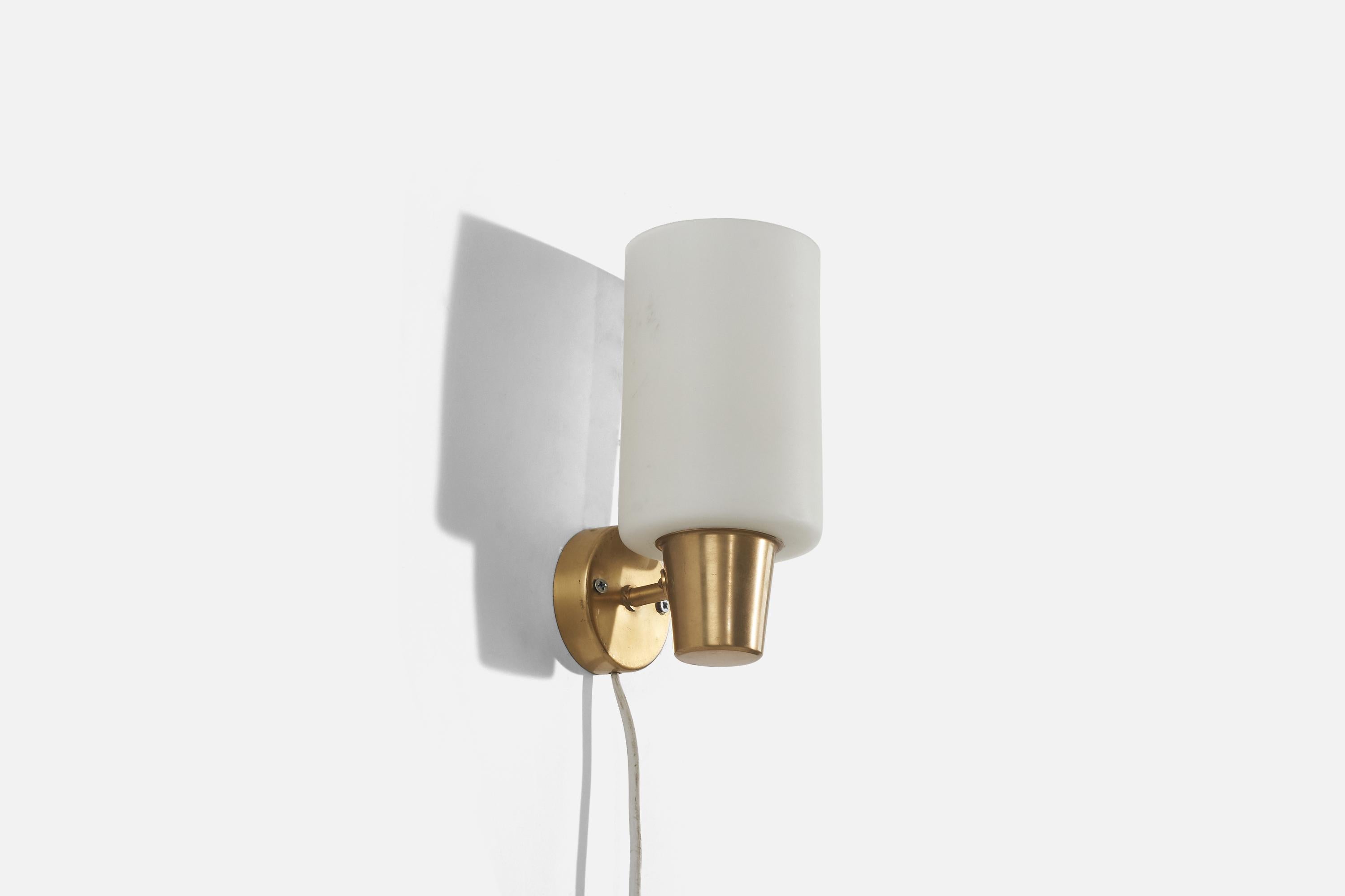 A pair of brass and glass wall lights designed by Hans Bergström and produced by Atelje Lyktan, Sweden, c. 1950s.

Dimensions of back plate (inches) : 2.81 x 2.81 x 0.75 (H x W x D).
