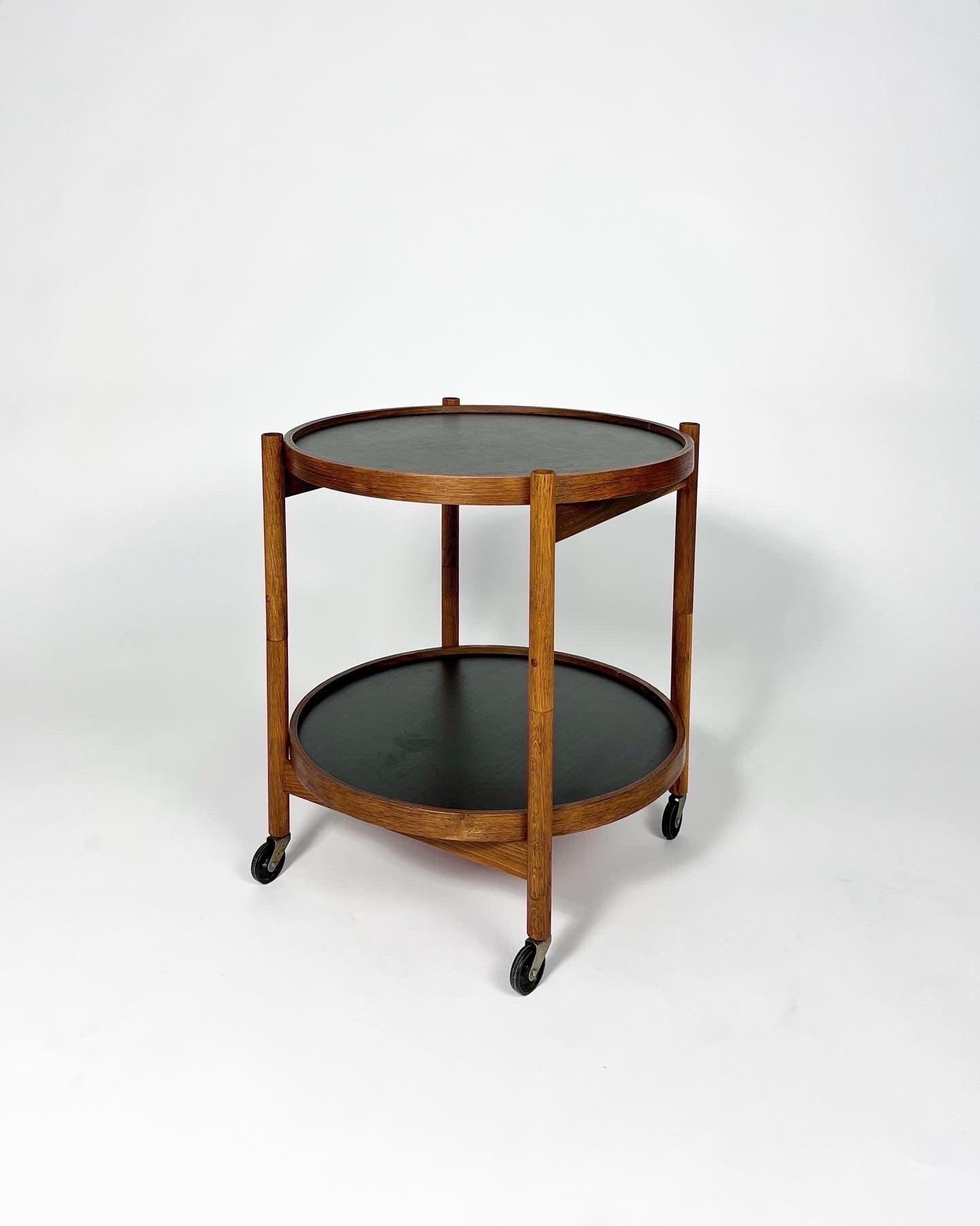 Hans Bølling bar cart designed in 1963 for Torben Ørskov in Denmark. 

Solid oak frame with two double sided trays, red and black lino surface. 

This model was designed to be shipped easily, it can be folded to a flat package. 

Good condition with