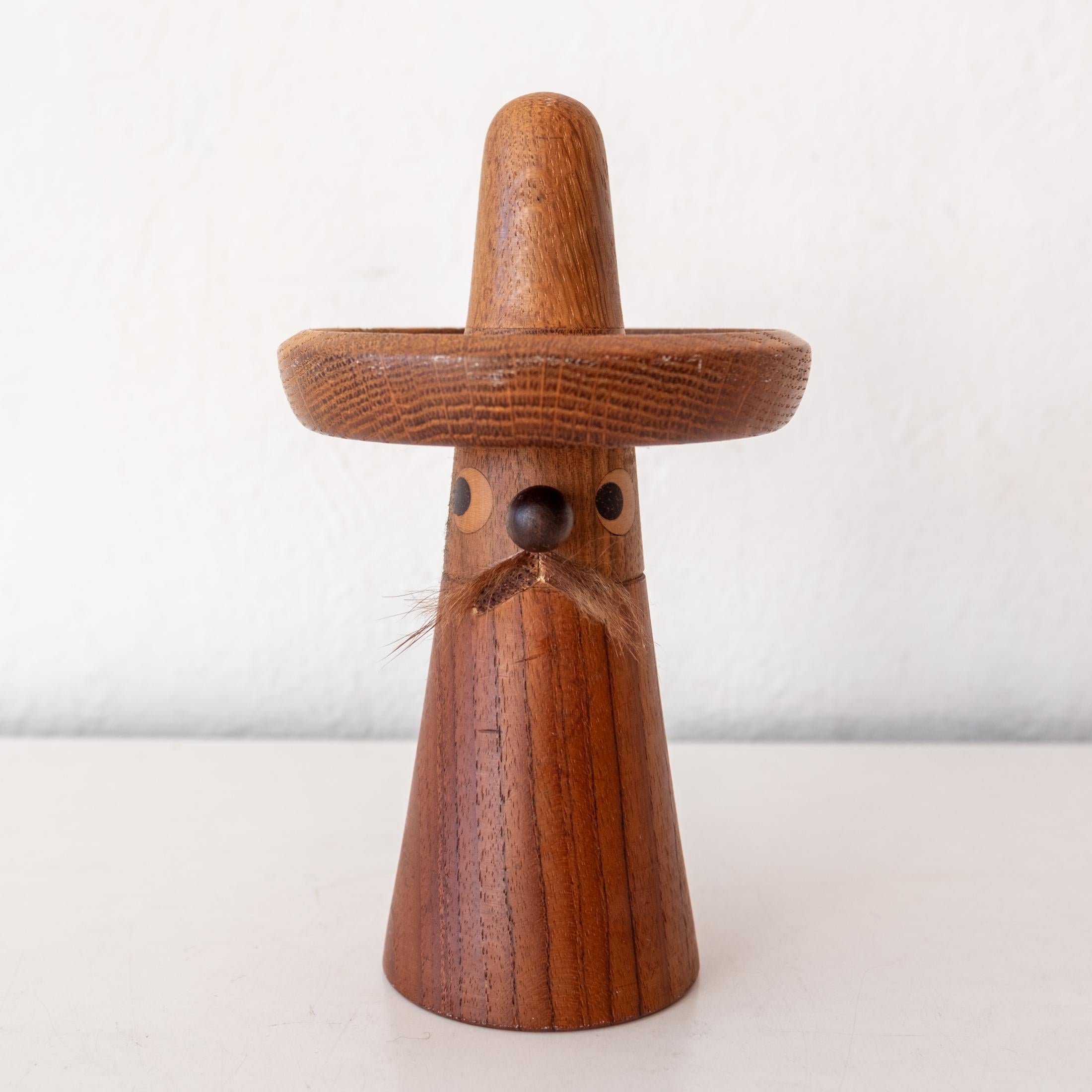 Figurine en bois de teck et de hêtre avec moustache en fourrure, Hans Beeche for Orskov & CO. Estampillé sur le fond. Fabriqué au Danemark