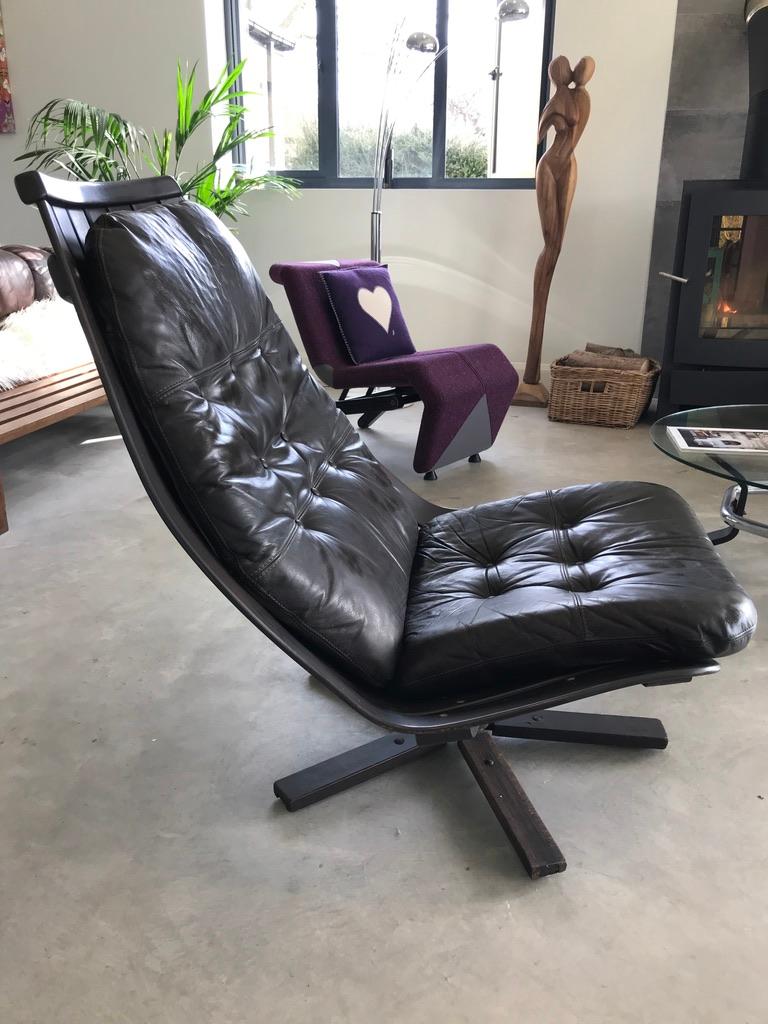 Sehr großer Hans Brattrud für Hove Möbler Vintage Retro 1970er Drehsessel Lounge Chair mit der ungewöhnlichen Lederpolsterung.

Super bequem, toller Stuhl für den Kamin!

Vintage-Drehsessel, schwere dunkelbraune Lederpolsterung und ein schönes