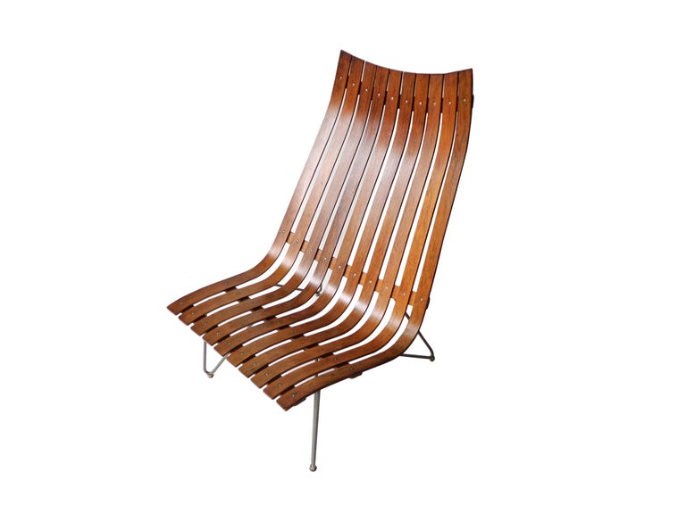 This chair was part of the Scandia series, designed by Norwegian designer Hans Brattrud and produced by Hove Møbler. The chair is executed in bent rosewood and metal. The seating consists of curved and bent slats of rosewood plywood. Through this
