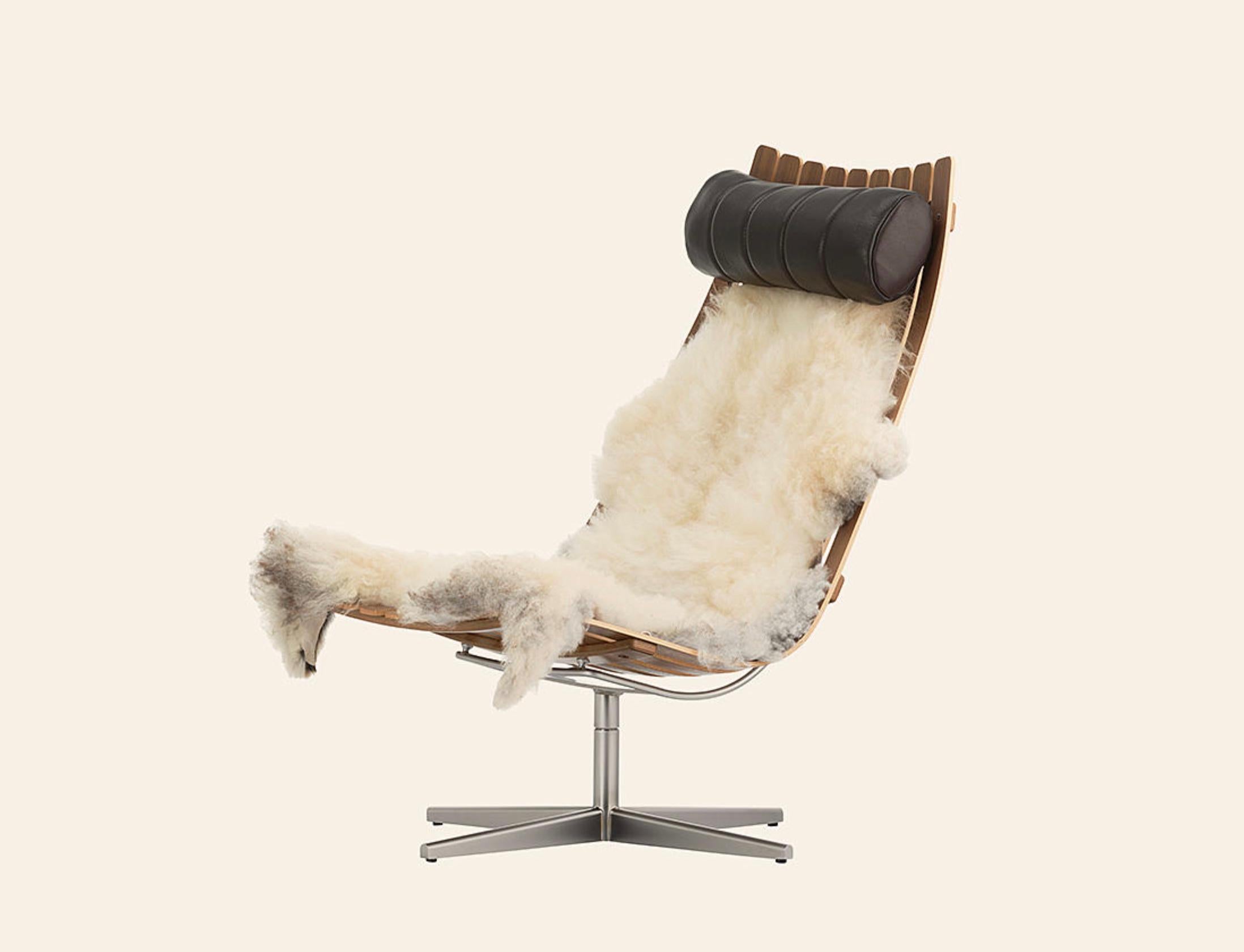 Silla de salón 'Scandia' de Hans Brattrud en nogal para Fjordfiesta. Diseñado en 1959. Nuevo, producción actual.

Sillón de nogal lacado laminado y base giratoria de cromo satinado. El precio incluye un reposacabezas de cuero y un revestimiento de